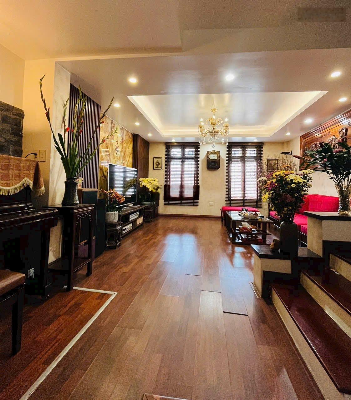 20m ra mặt phố, mặt ngõ rộng thông tứ phía, DT 38m2*6T, MT 4,8m, 9,7 tỷ dân xây