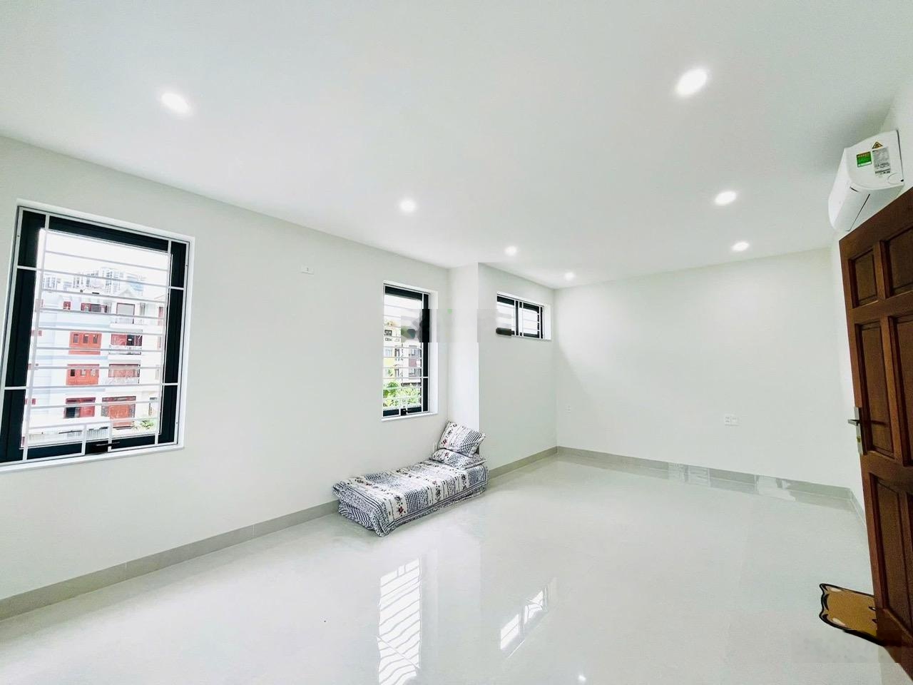 Cho thuê căn Villa mới, góc 2 mặt tiền gần biển, đường lớn Ngô Văn Sở, phường Bắc Nha Trang