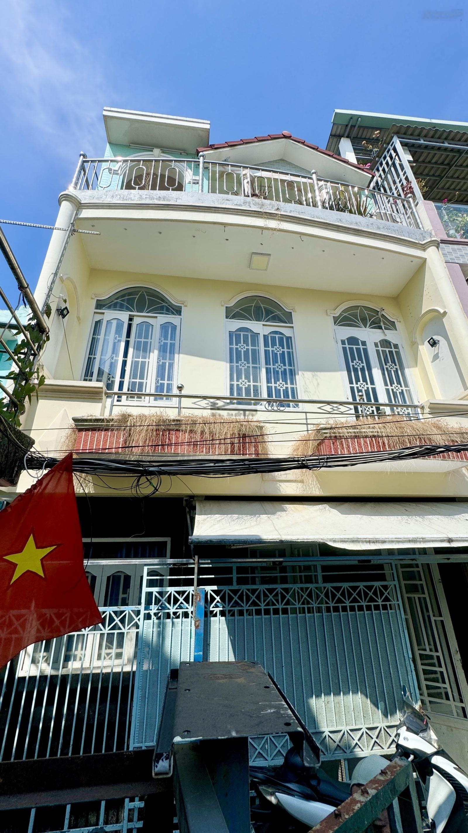 Nhà 3 tầng 4 phòng ngủ cách Huỳnh Tấn Phát Vài bước chân sổ sẳn hổ trợ vay