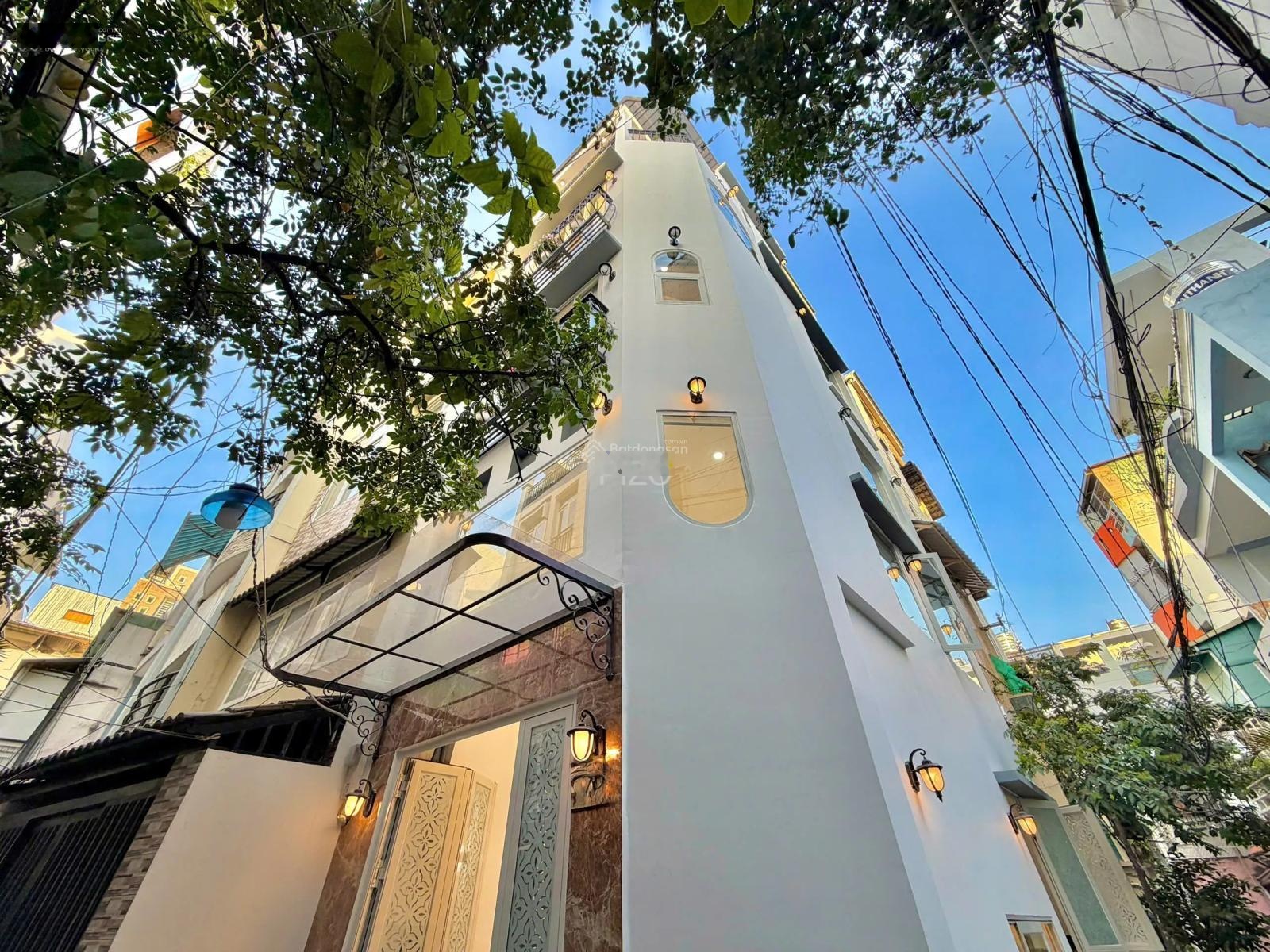 Hàng đẹp giá tốt chốt nhanh kẻo mất! Huỳnh Văn Bánh, Phú Nhuận 4 tầng 9.8 tỷ trung tâm hiếm nhà bán