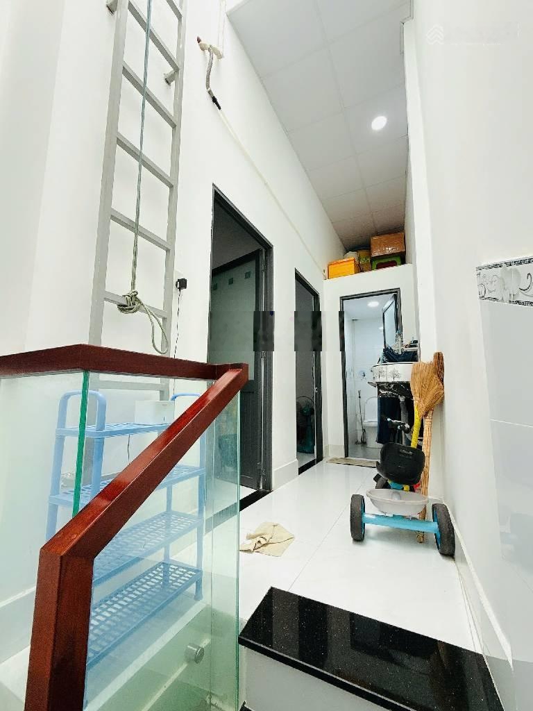 - bán nhà 3 tầng , quận 8 ,nhà mới đẹp - qua cây cầu là quận 1 - quận 5, zá 3tỷ400