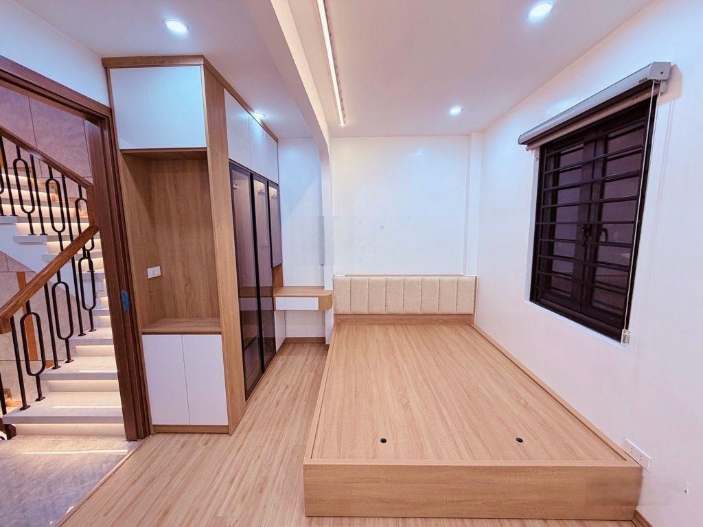 Bán nhà Ngọc Thuỵ (trong đê), 47m x 3 tầng, mới xây, full nội thất, 20m ra đường ô tô, chỉ 7,6 tỷ