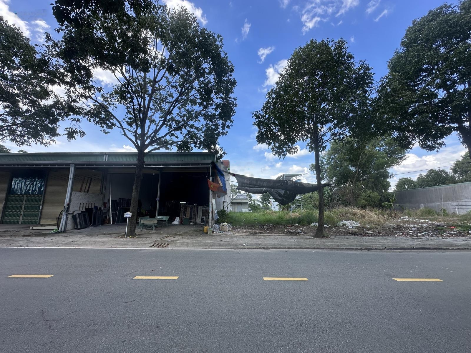 Hàng ngộp chính chủ gửi bán gấp đất sau lưng Võ Văn Kiệt, khu vực người hoa nhiều. DT 10,6x30m full