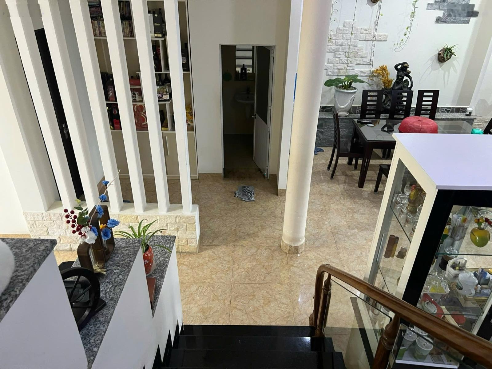 Bán nhà 3 tầng gần biển Nha Trang, DT 213m2 (ngang 8m) hướng Đông, có 5PN - giá bán: 9,6 tỷ