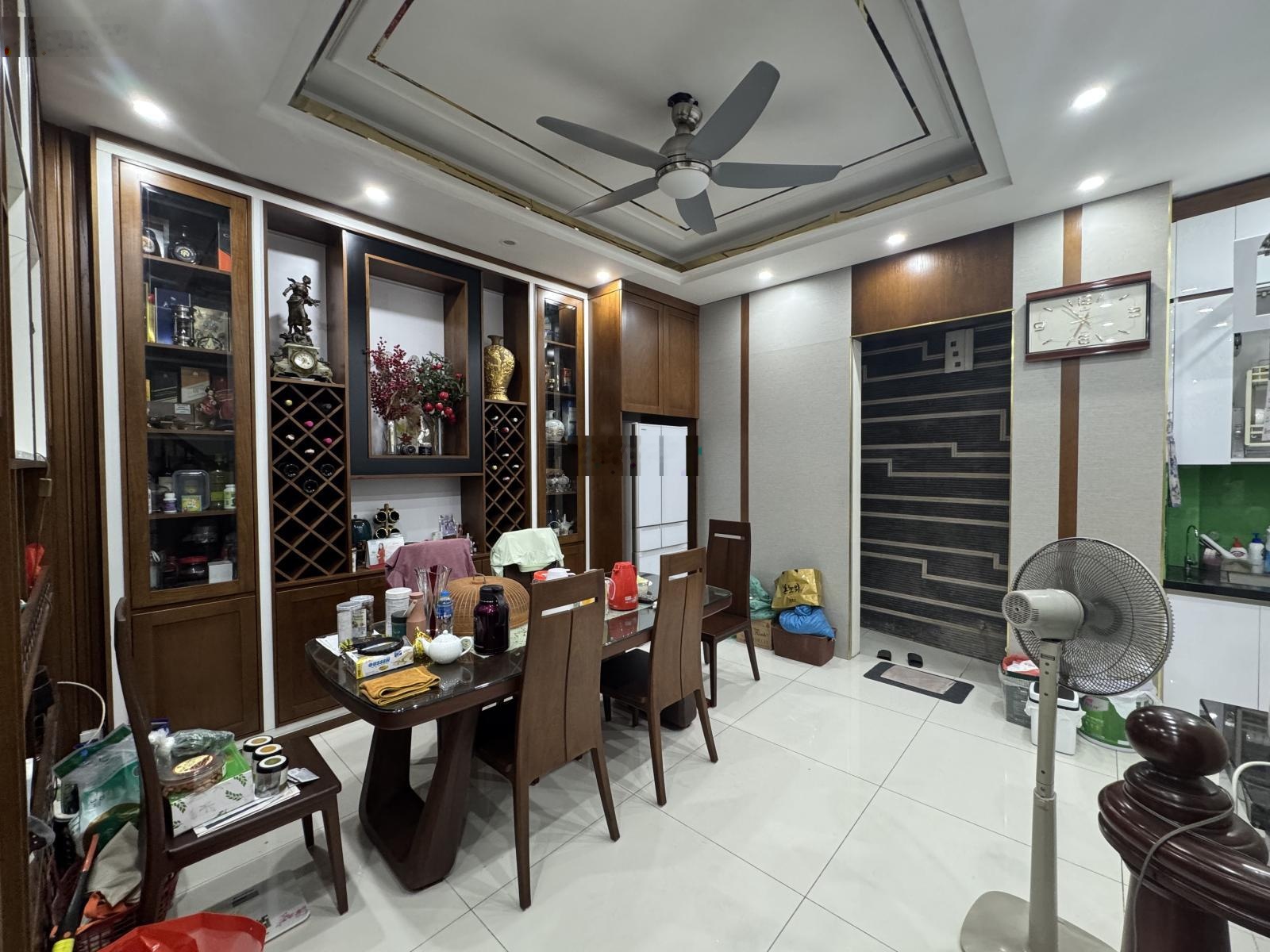 Nhà 5t khu víp ngõ 59 thông 61 hoàng cầu sau quận uỷ gần hồ sát vườn hoa, ngõ oto dt 42/46m mt 5m