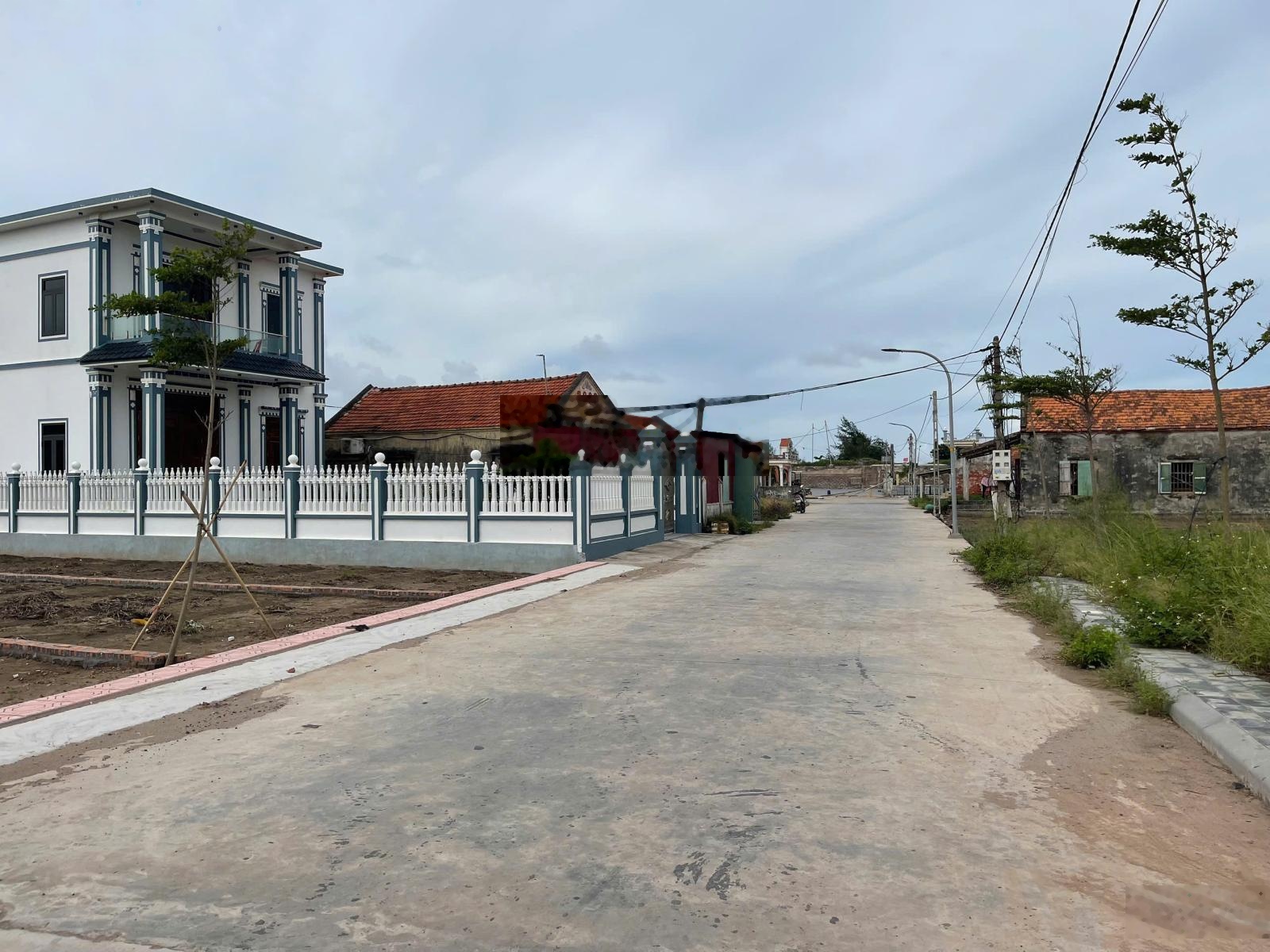 Đất như hình! Giá rẻ 1,3 tỷ lô đất hướng Nam đối diện quảng trường biển phố đi bộ