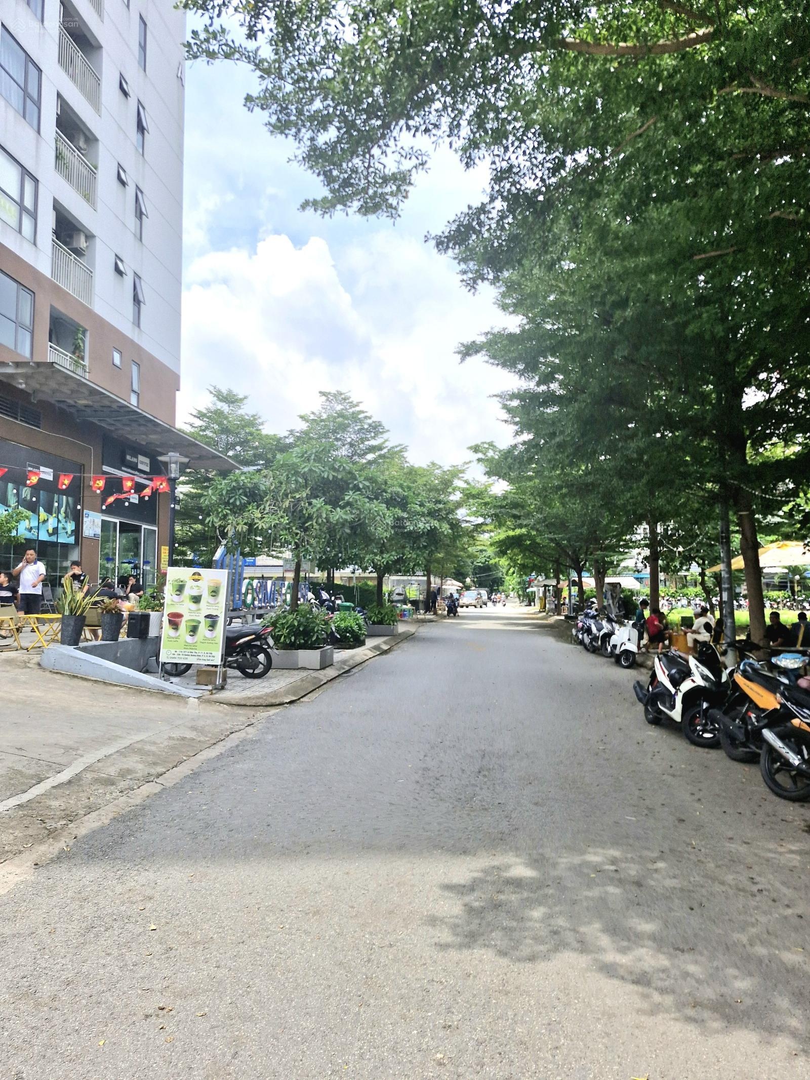 Bán nhà riêng có sân vườn rộng khu Sài Gòn Coop, DT 215m2, hh1%