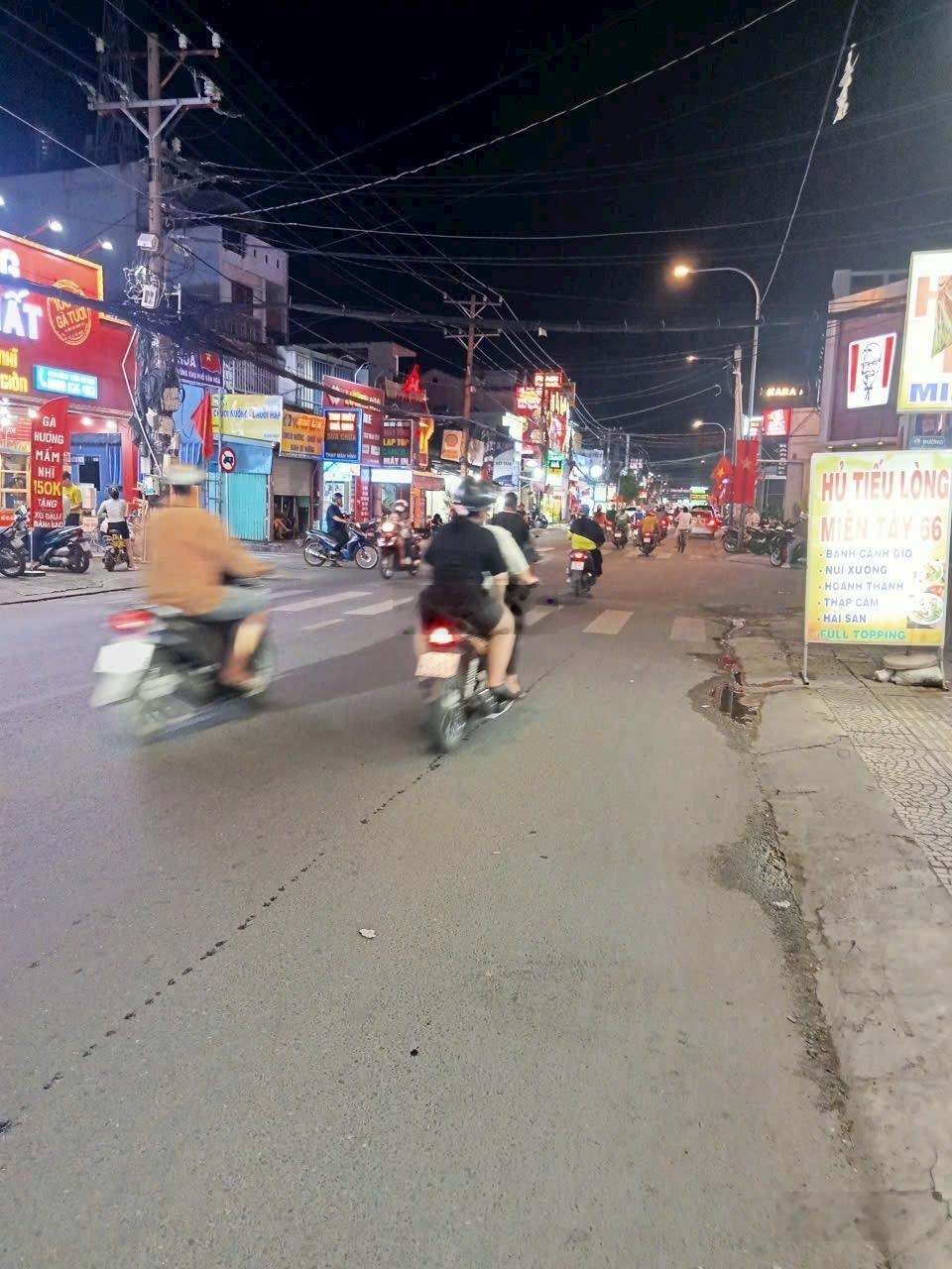 Cho thuê tòa nhà mặt tiền Dương Thị Mười DT 8x29m, hướng Đông Nam giá 150 tr/tháng, LH 0919147835