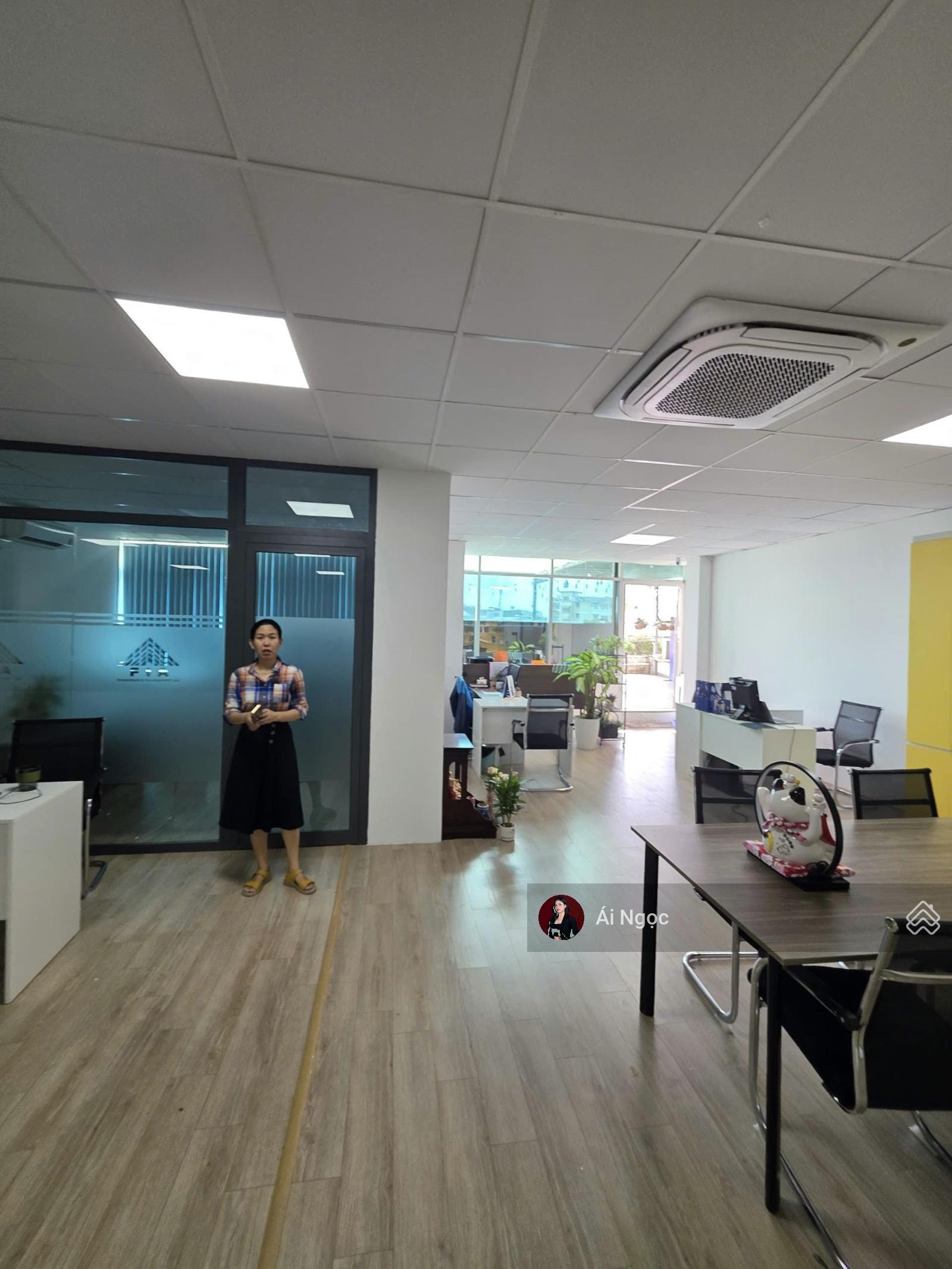 Văn phòng mặt tiền ung văn khiêm ,dt 90m2 ,làm việc 24/24 .