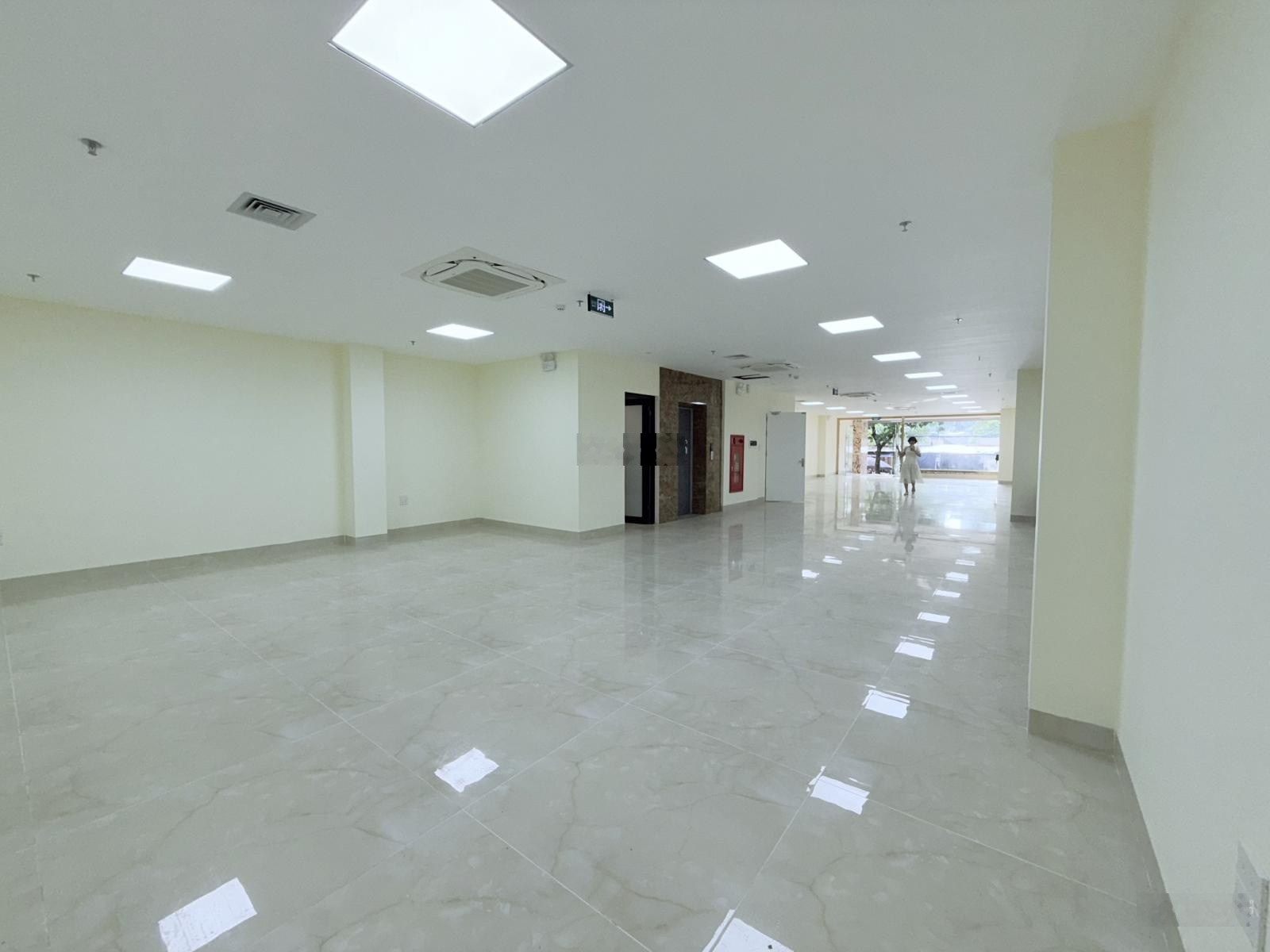 Cho thuê nhà Võ Chí Công, 250m2, 10 tầng, MT 8m, thang máy, PCCC, nhà mới
