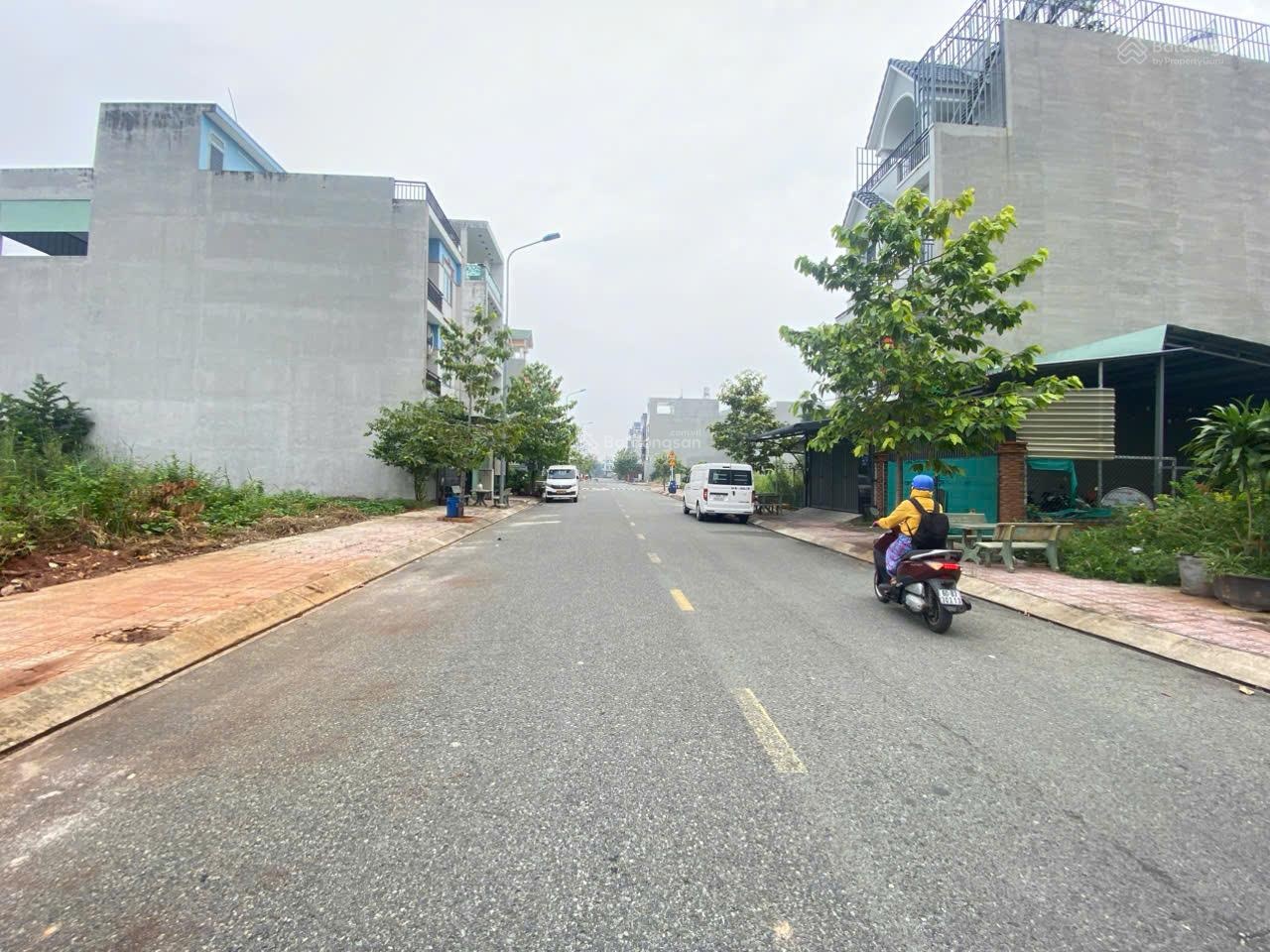 Bán đất 5x18.7m, đường D1 KDC Phú Hồng Thịnh 9 p.Bình An gần làng đại học