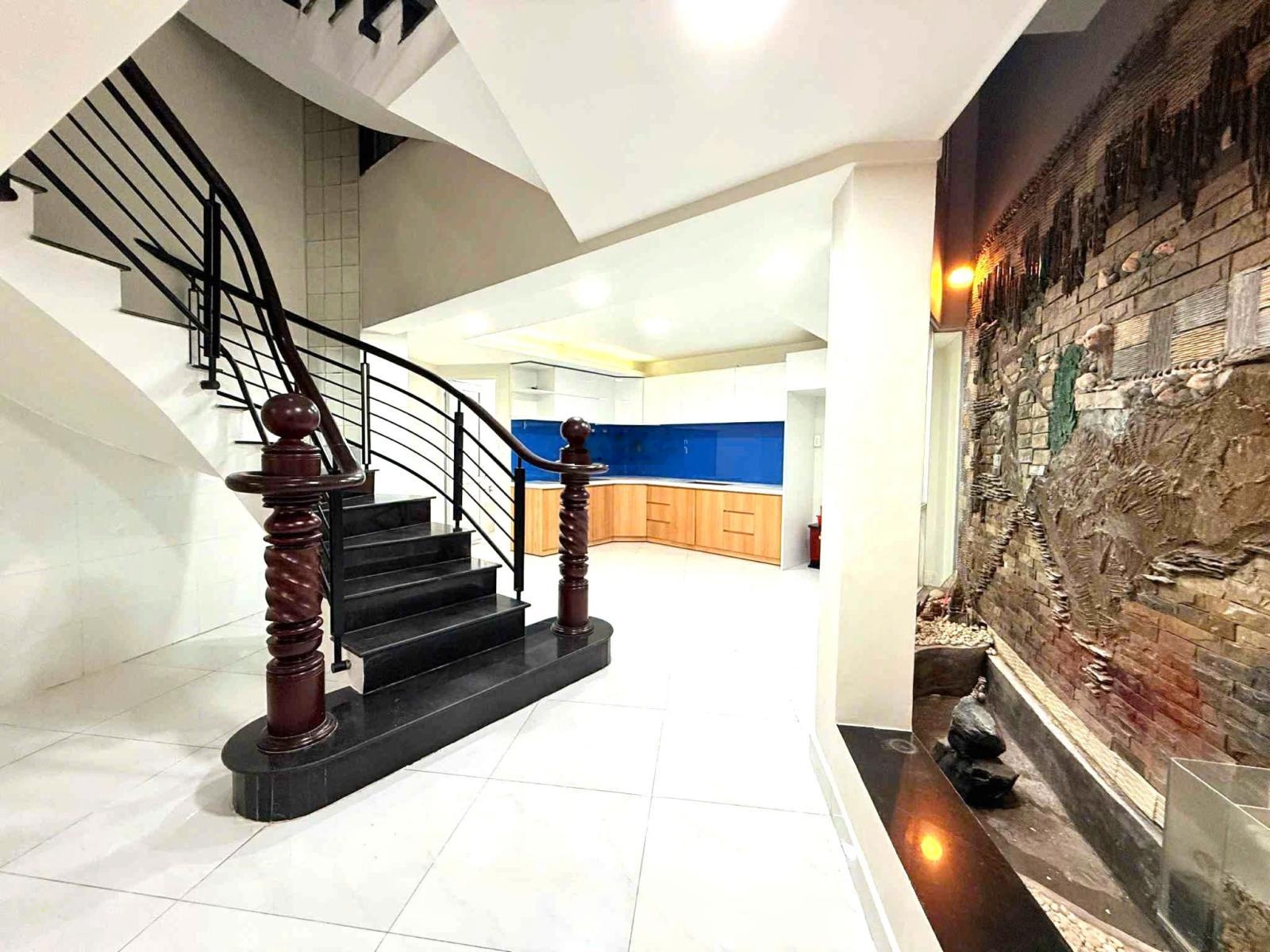 Chính chủ! Nhà 5 tầng BTCT 64m2 nở hậu - sát MT Hoàng Hoa Thám - xe hơi ngủ trong nhà khu cao tầng