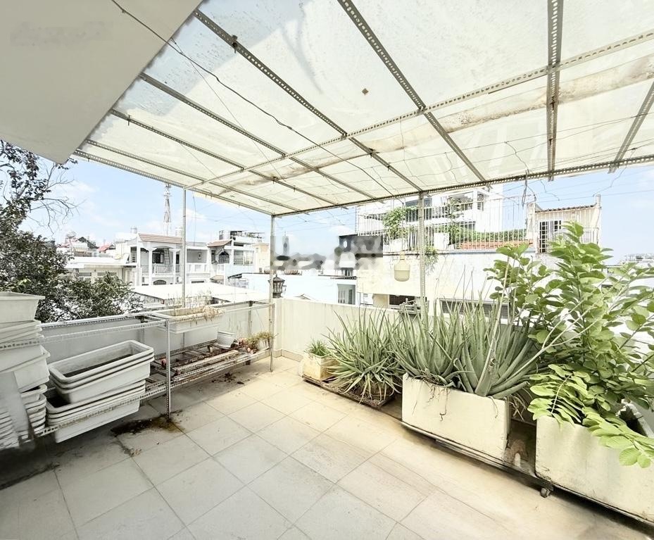 Giảm 1.5tỷ gấp bán nhà đẹp 3tầng (4.6x13.5m) hẻm oto (4 phòng ngủ) gần chợ Bà Chiểu, giá còn 7.99tỷ