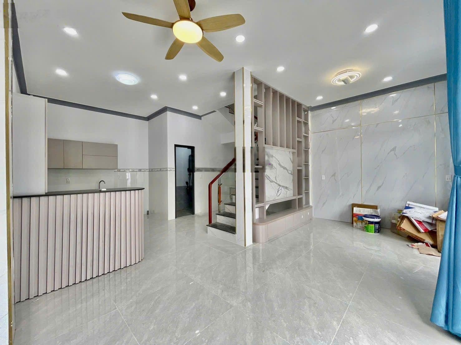 Nhà mới 100% 2 lầu đối diện cổng trường. Đường nhựa 8m vị trí đẹp tuyệt vời. 4P ngủ 3WC sân 2 ôtô