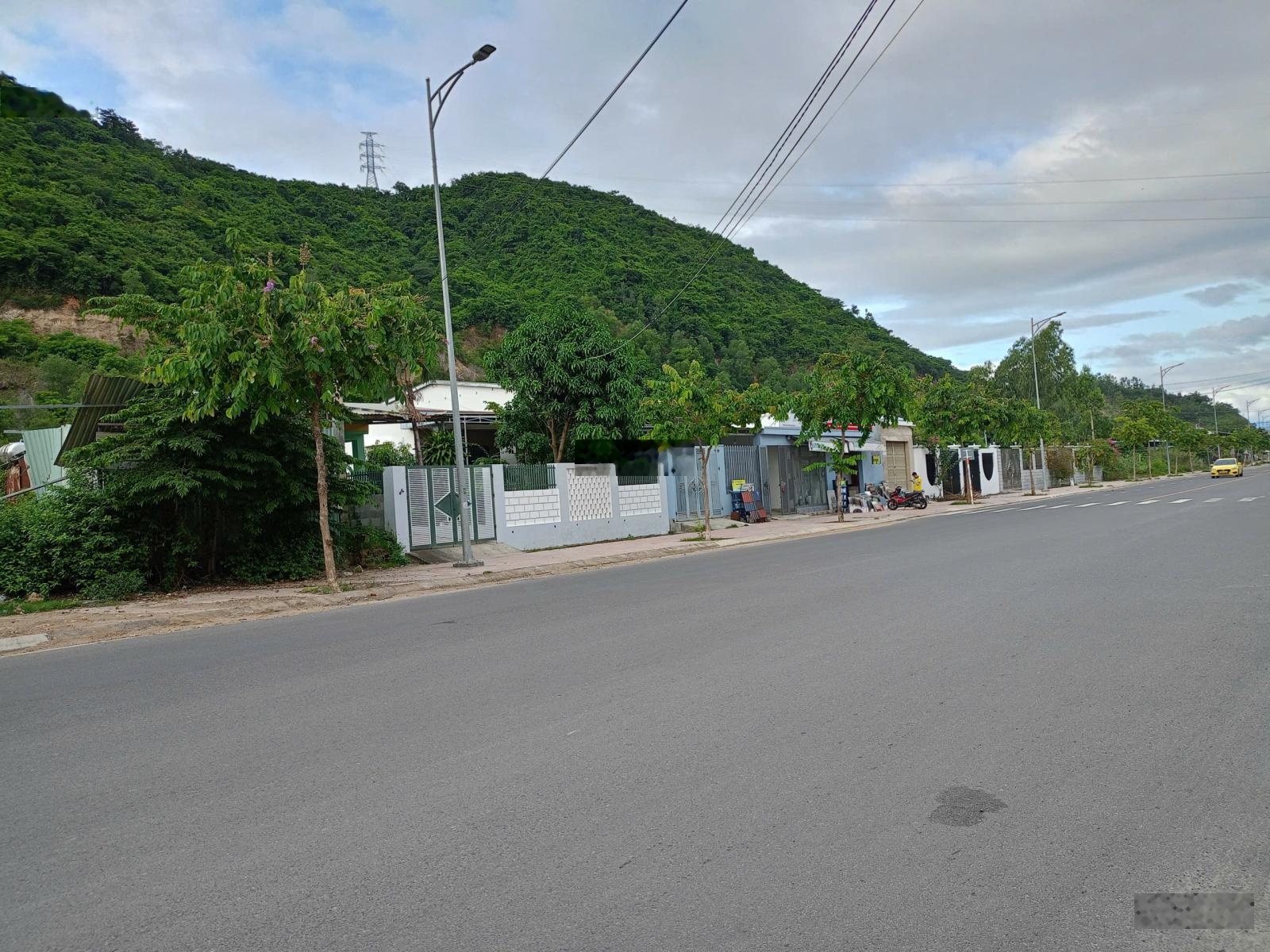 Đất mặt tiền Phong Châu (100% thổ), gần TĐC Đất Lành, Nha Trang. DT 220m2 - Ngang 7,5m. Giá 50tr/m2