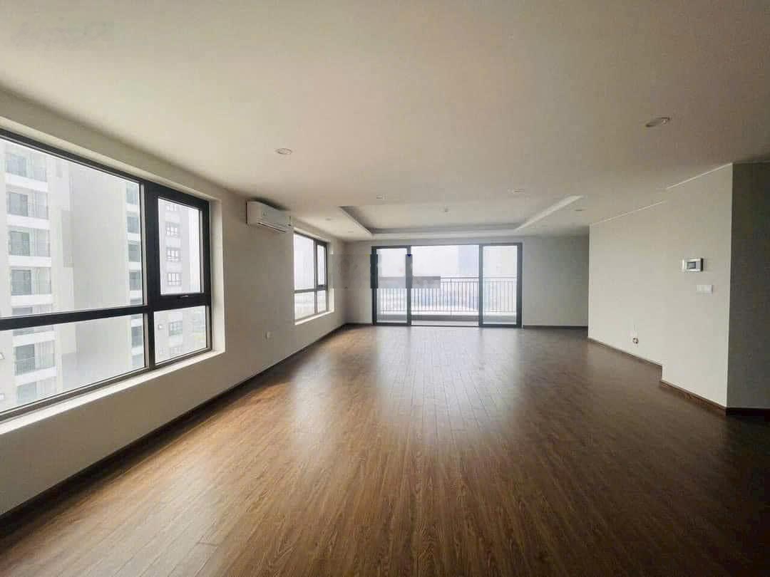 Cần bán căn góc 3PN 168m2 bc Đông Nam view Hồ Tây, sông Hồng. Đồ cơ bản - Giá 15,x Tỷ bao phí