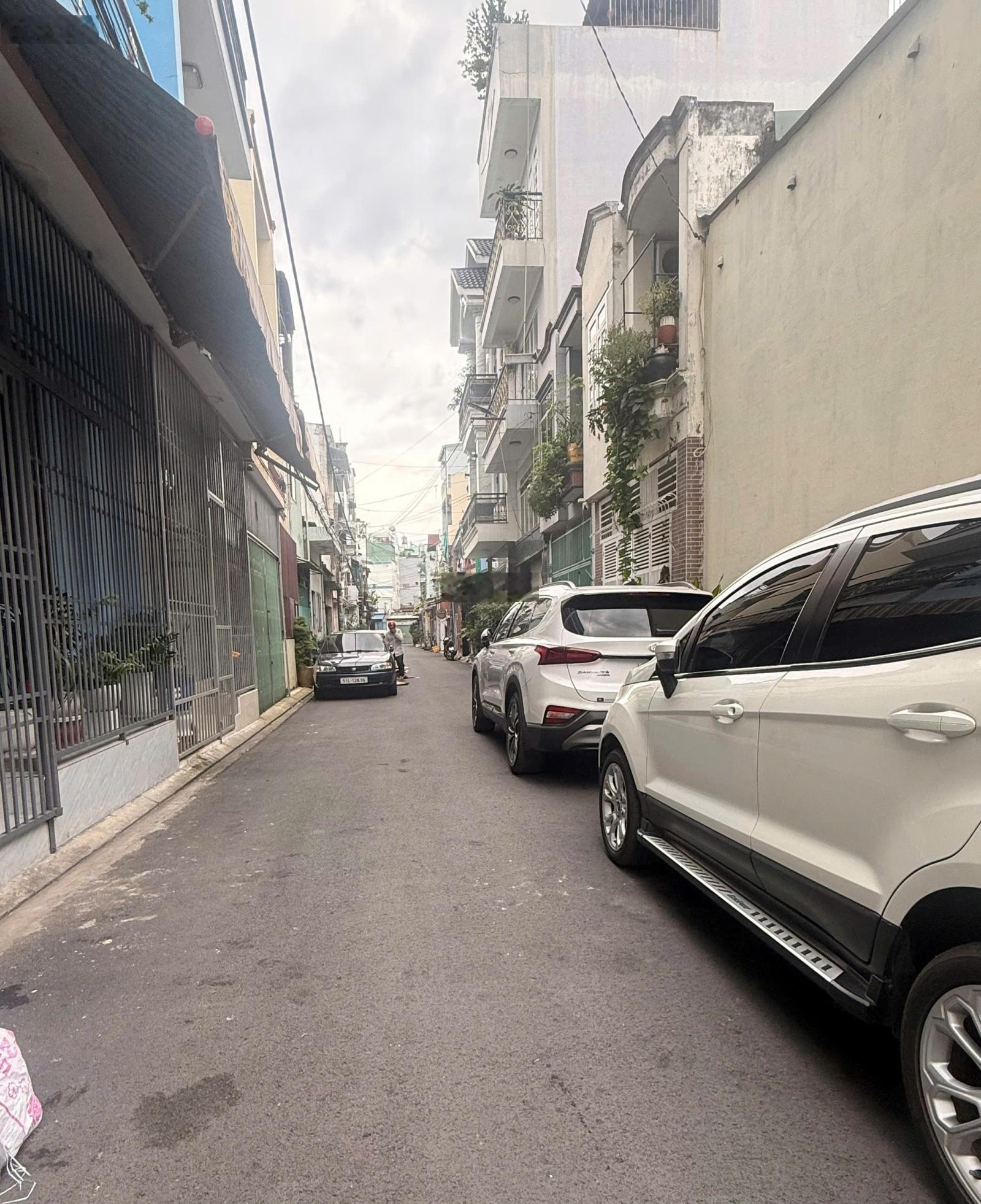 Bán nhà tân phú -hẻm xe hơi - 4x18m - tiện xây mới . lũy bán bích x cách mạng