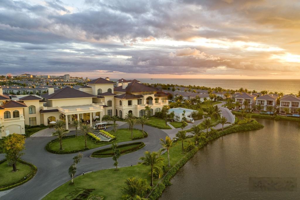 Chính chủ gửi bán căn biệt thự 3PN view biển giá 9 tỷ và căn 4PN view hồ ngay sát biển 9.6 tỷ