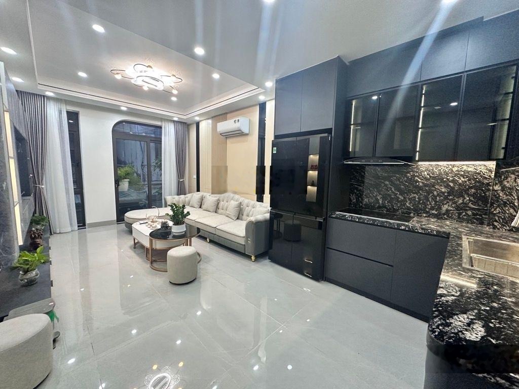 Ô tô đỗ cửa, chủ cần bán gấp, giá quá hợp lý, cách ô tô tránh 20m.