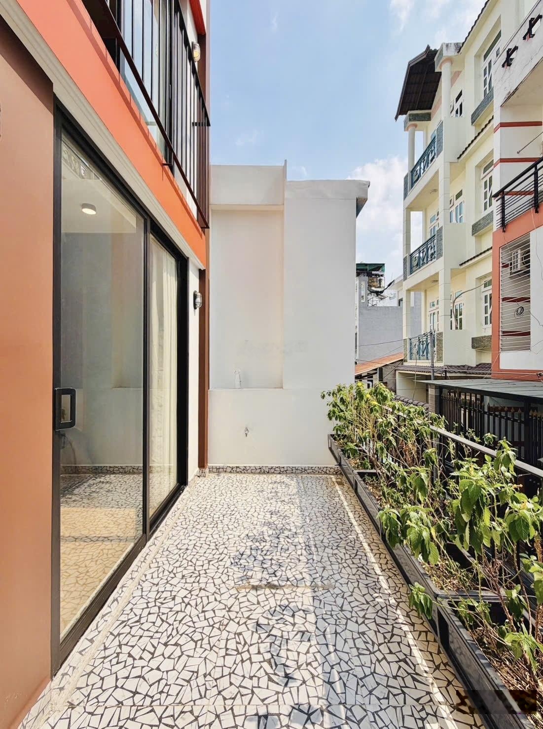 5 tầng lầu- hẻm xe hơi- cạnh nhà Thờ Hạnh Thông Tây- chợ Hạnh Thông Tây- 3 pn - đường Quang Trung