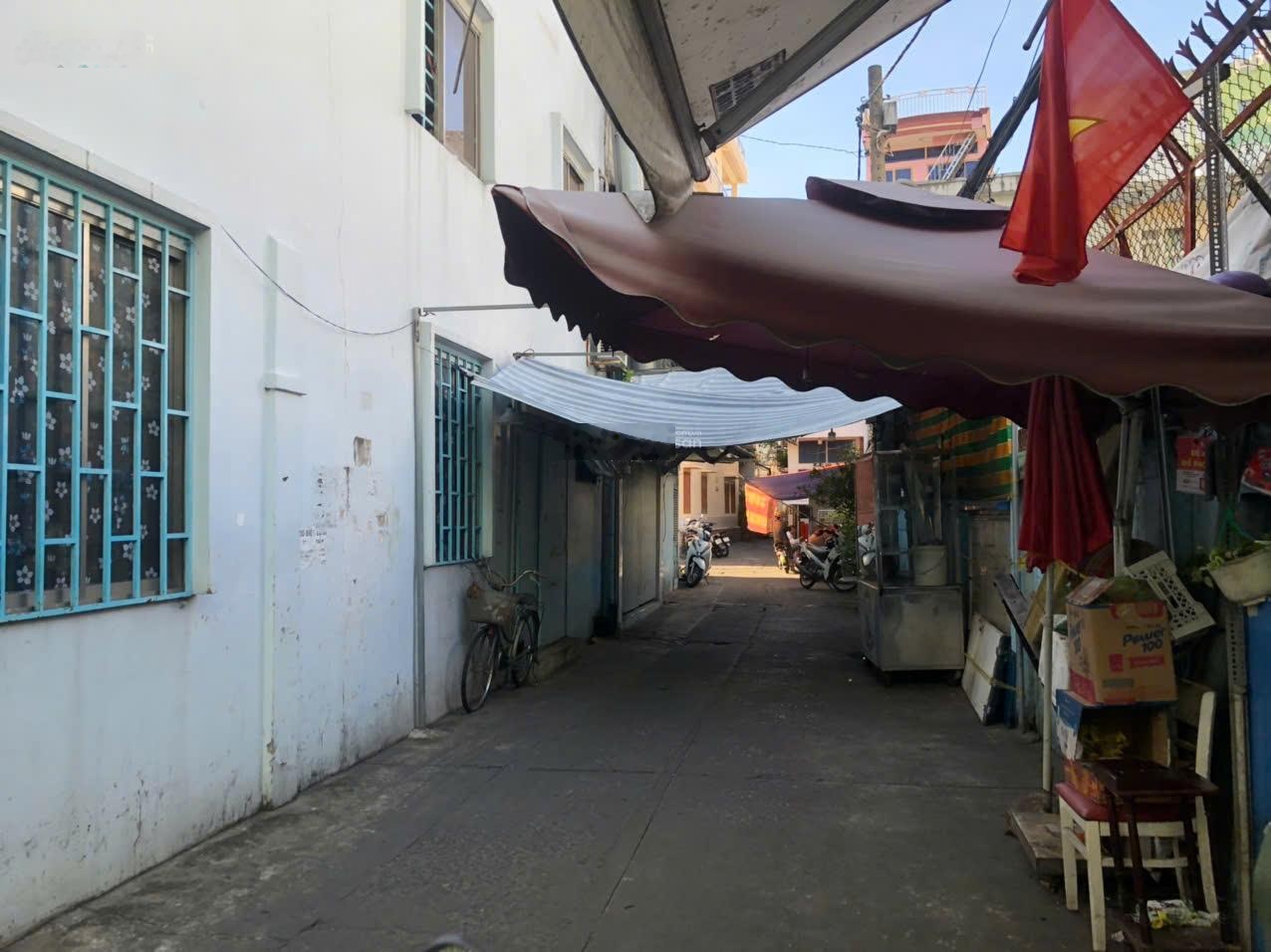 Bán nhà căn góc 2 MT hẻm 4m đường Nguyễn Biểu - Quận 5. DT: 3,3x11m (2 tầng). Giá: 6,48 tỷ