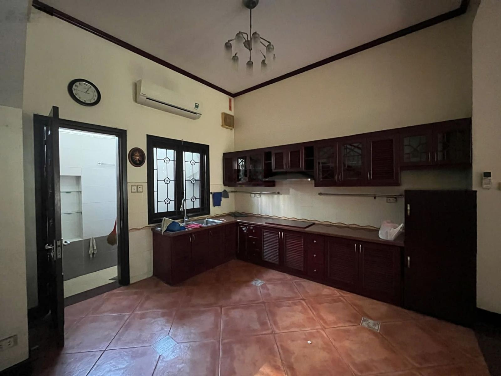 Cho thuê nhà riêng tại Giảng Võ, oto đỗ cửa 70m2 x 3,5 tầng nội thất cơ bản chỉ 30 triệu/tháng