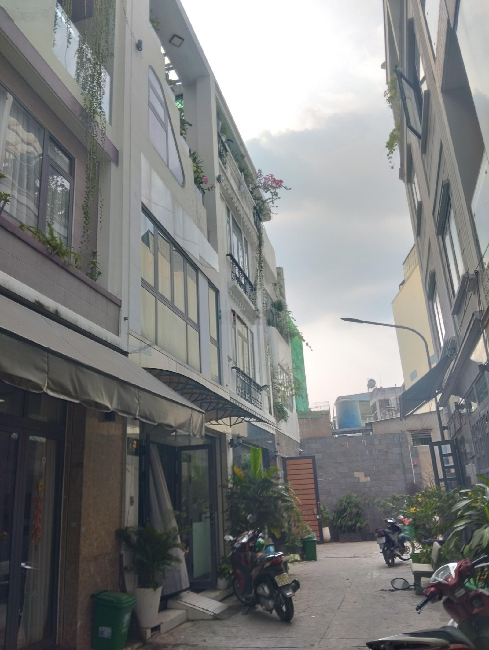 Nhà đẹp cho gia đình 3 thế hệ - 5.3m x 13m - lê thúc hoạch - hẻm ô tô - dân trí cao - tặng 50% nội