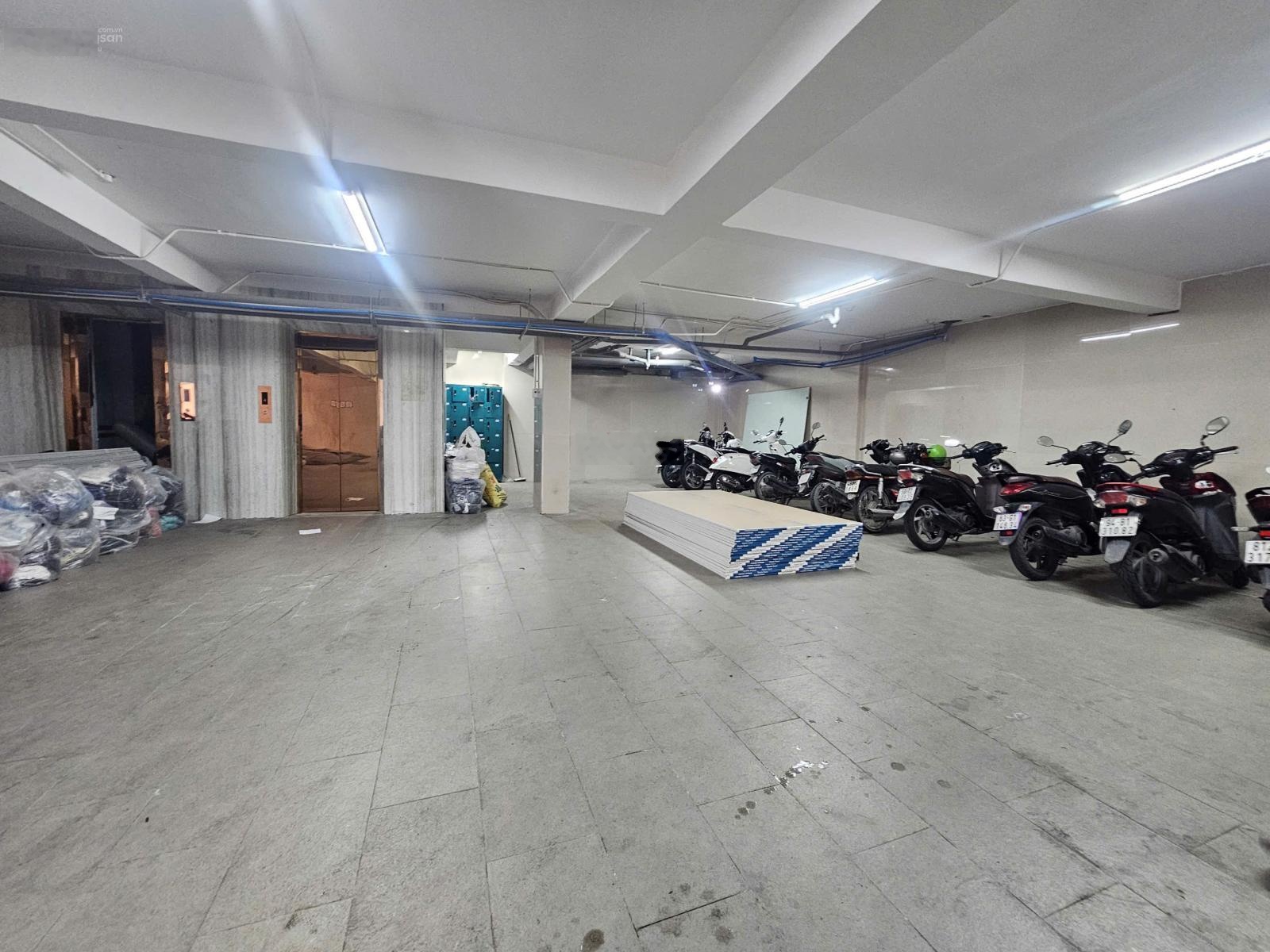 Cần tiền bán gấp tòa nhà thông Nguyễn Gia Trí+Ung Văn Khiêm, 16x25m, hậu 20m, hầm 7 tầng ~ 2231.7m2