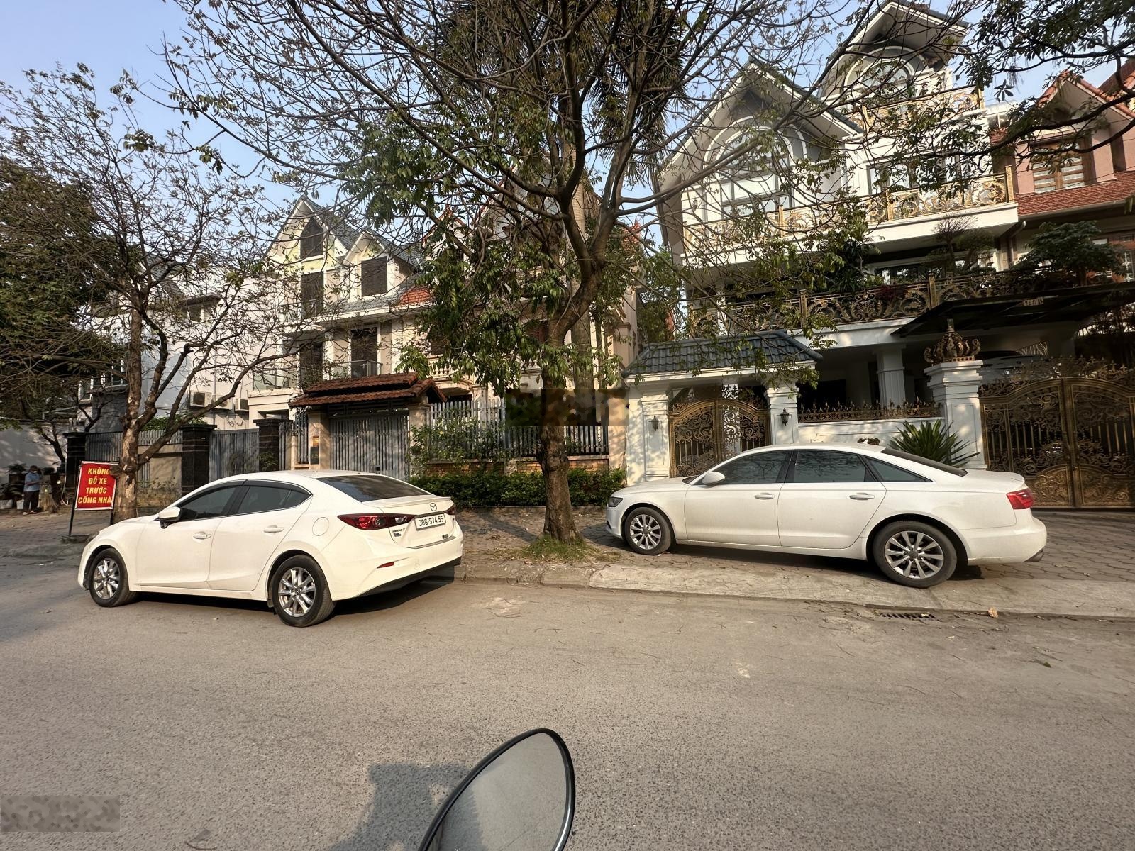 Biệt Thự Đỗ Quang -Cầu Giấy Diện tích:270m 5 tầng -MT:18m -Giá : 130 Tỷ -Lh gấp:0966148588