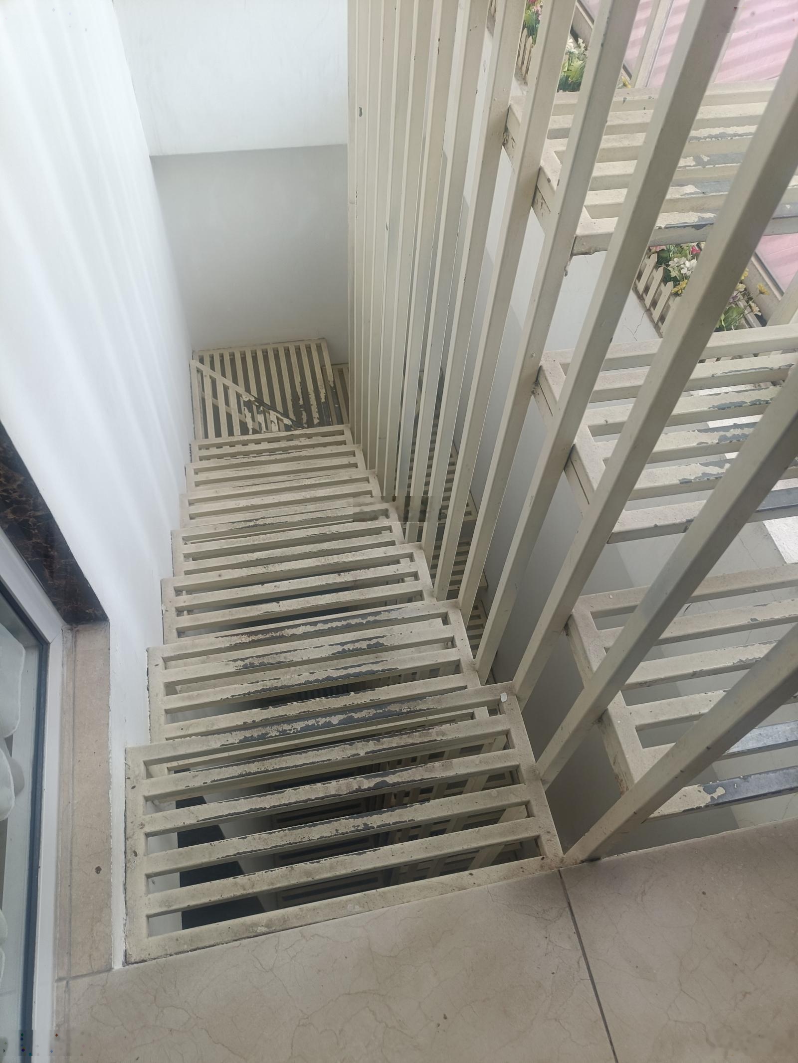 Cho thuê tầng 1 hoặc tầng 1 và tâng 2. Diện tịch phủ bì 48 m2 . Diện tích sử dụng 40 m2.