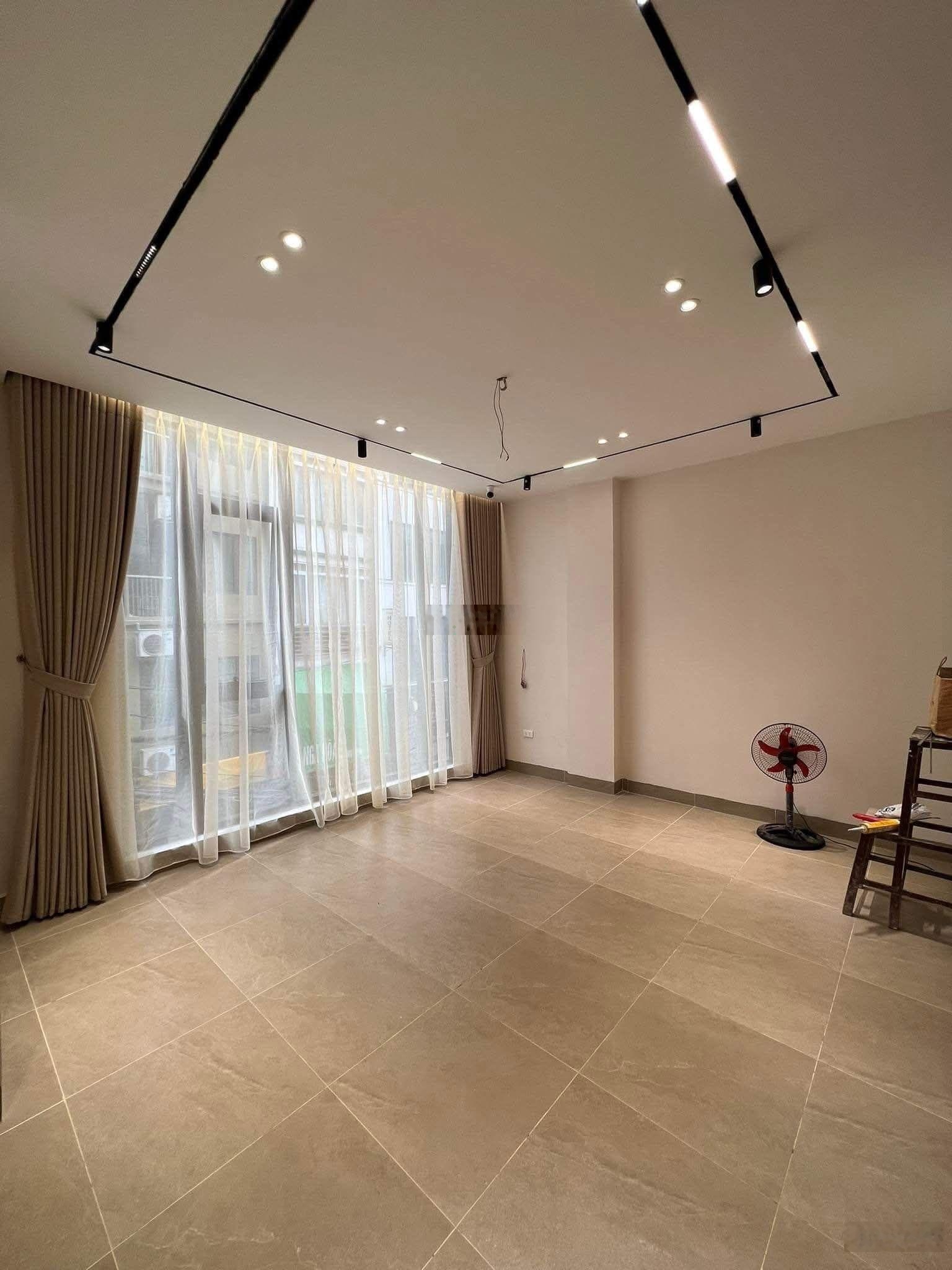 Mp "hàng cháo" dt: 33m x 7 tầng thang máy, đua ra 47m