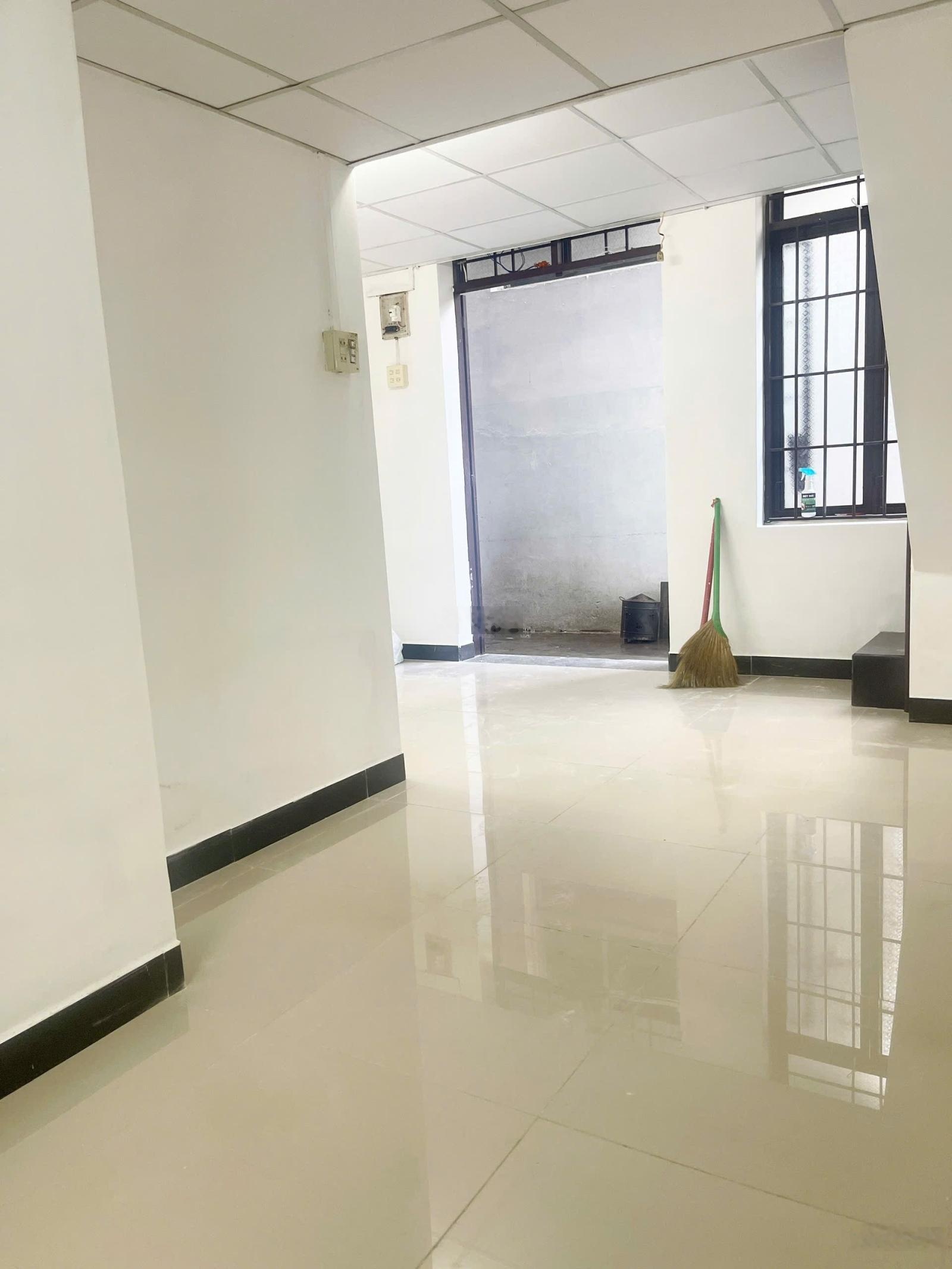 Căn nhà tập thể 74B Quang Trung _ hẻm 2,4m * Cách biển Trần Phú: 450m. Giá: 2,150 tỷ