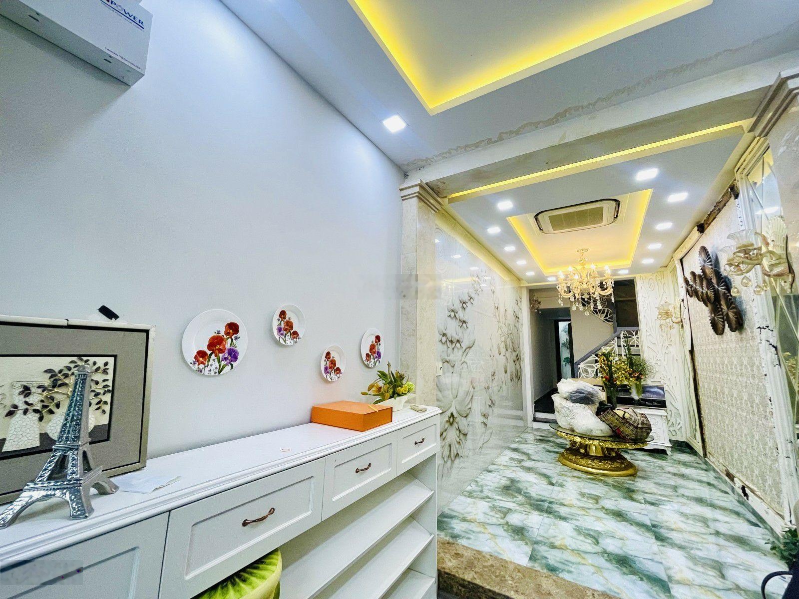 Bán nhà quận 10. thang máy 320kg. đường cách mạng tháng 8. hẻm ôtô. 8 tỷ 5