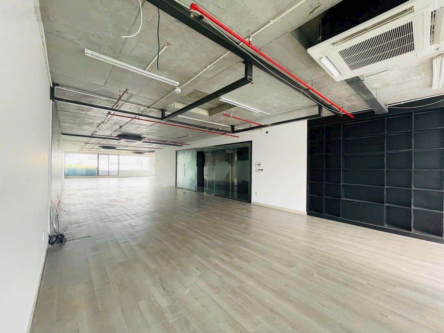 Cho thuê nhà 3 tầng phù hợp làm Văn phòng tại Hải Châu , DTSD :750m2 , NGANG :10m , Full điều hoà