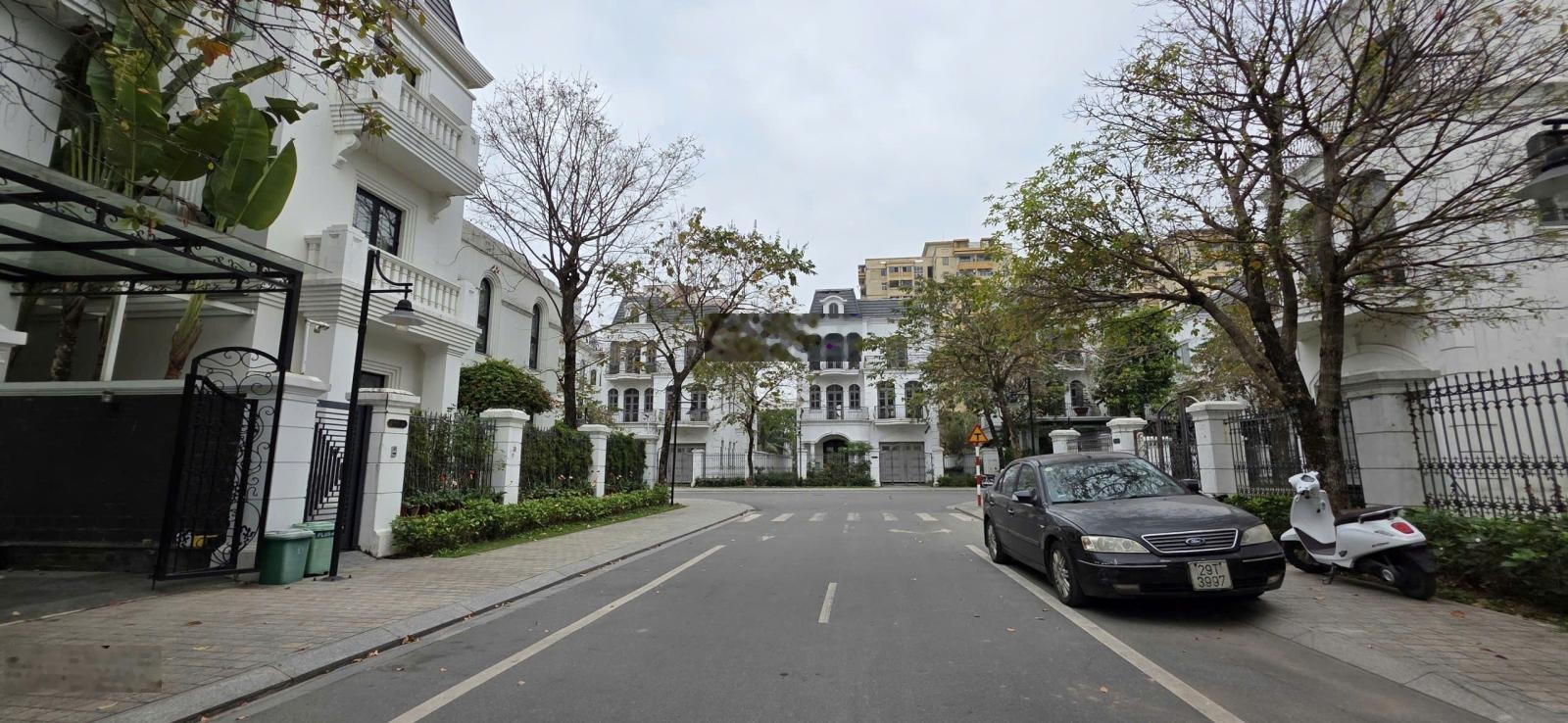 Bán BT Vinhomes Riverside, 32 tỷ VND, 98.2m2, 3PN, 3WC, 4 tầng, mặt tiền 6.2m