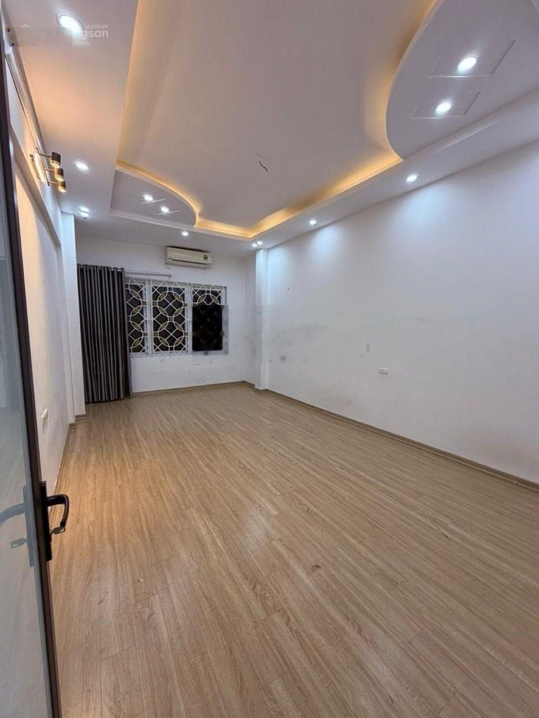 Nhà đẹp phố nguyễn văn cừ, sát phố, ngõ thông ô tô vào nhà - 13.5 tỷ