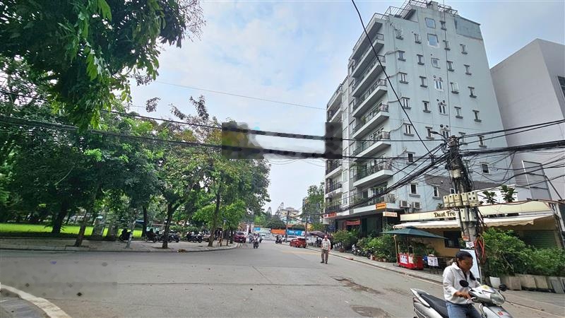 Bán nhà 17 Quảng Bá, mặt hồ - lòng đường 20m 4 xe tránh nhau, phường Quảng An. DT 120m2x9T MT~9m