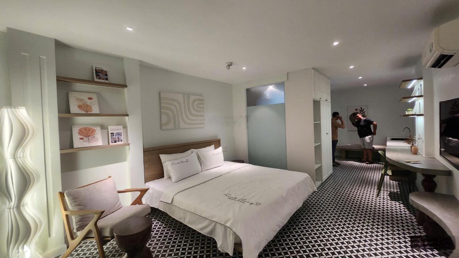 Gấp bán nhà 5 tầng thang máy giáp Q1 - hẻm xe hơi - ngang 5m nở hậu - thuê 50tr/tháng - 18.x tỷ TL