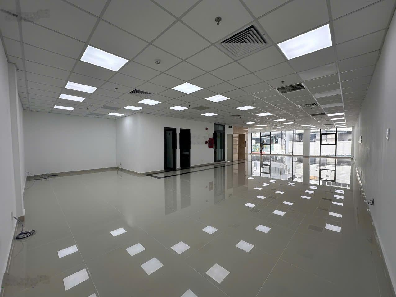 Tòa nhà văn phòng đường Nguyễn Đình Chính, P8. DT: 9x27m. hầm 6 tầng. Sàn suốt. Giá 200tr/tháng