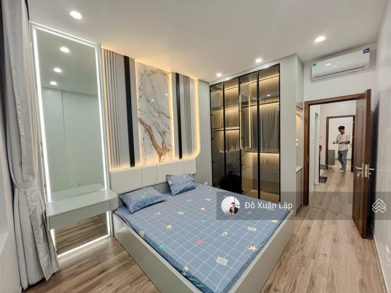 Bán nhà phố Hoàng Quốc Việt - Phùng Chí Kiên, 2 ô tô tránh, kinh doanh, thang máy. DT 65m2*20 tỷ