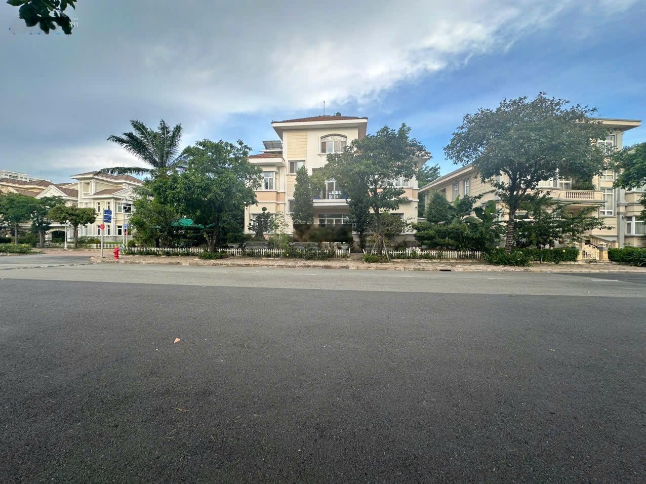 Bán căn biệt khự góc 3 mặt khu Chateau - Phú Mỹ Hưng, Q7. DT: 759,8m, giá 300 tỷ. LH: 0918697878