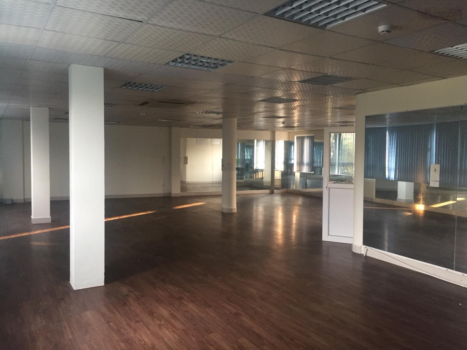 Cho thuê lẻ sàn VP hoặc 3 tầng phố Mai Hắc Đế, DT 135m2 x 3T + 1 hầm, TM, giá từ 30tr - 130tr/th