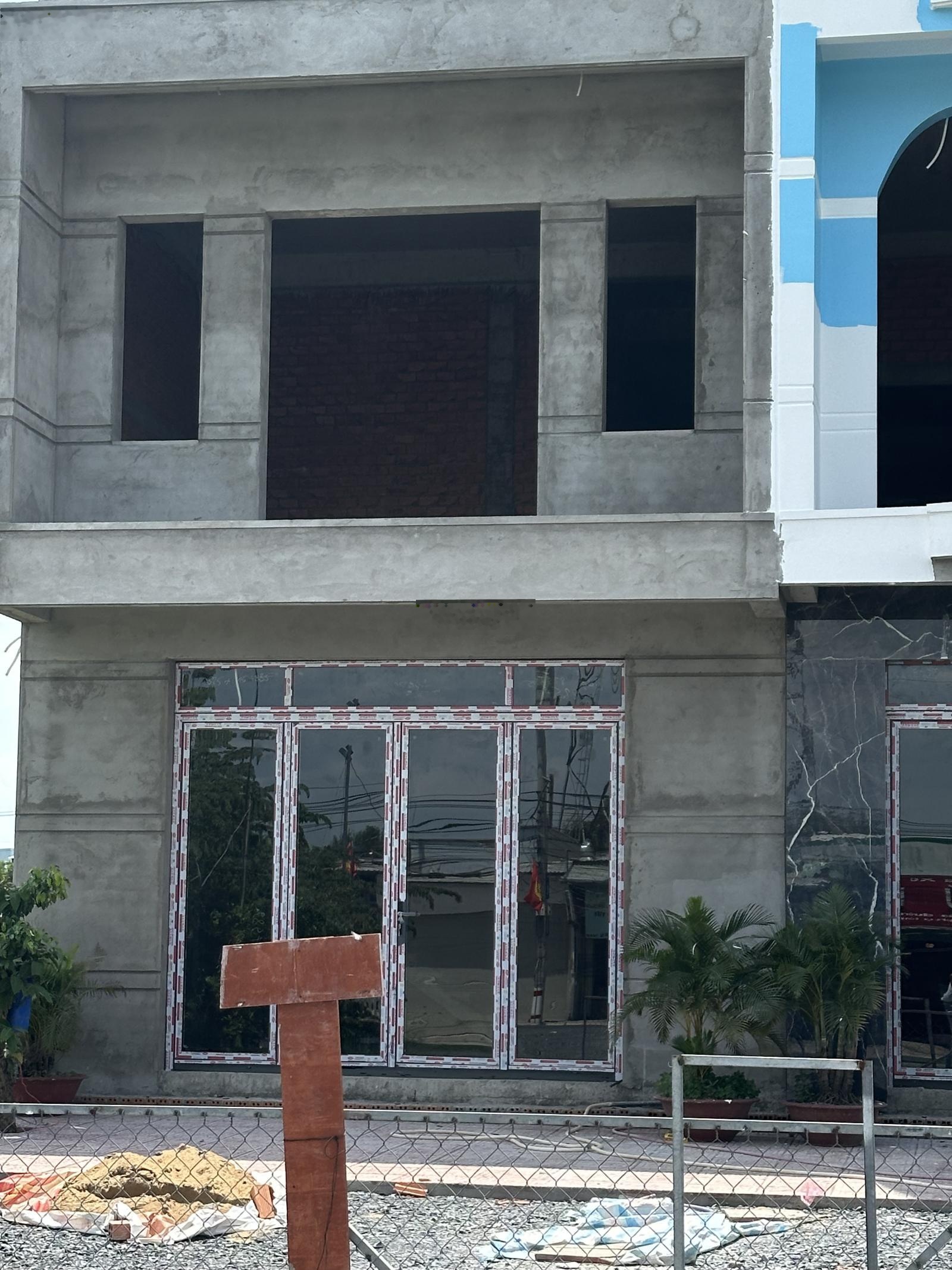 Bán nhà mặt tiền 826C Cần Giuộc cách Nhà Bè 1km 1 trệt 2 lầu sổ hồng riêng, giá 4,9 tỷ SH hoàn công