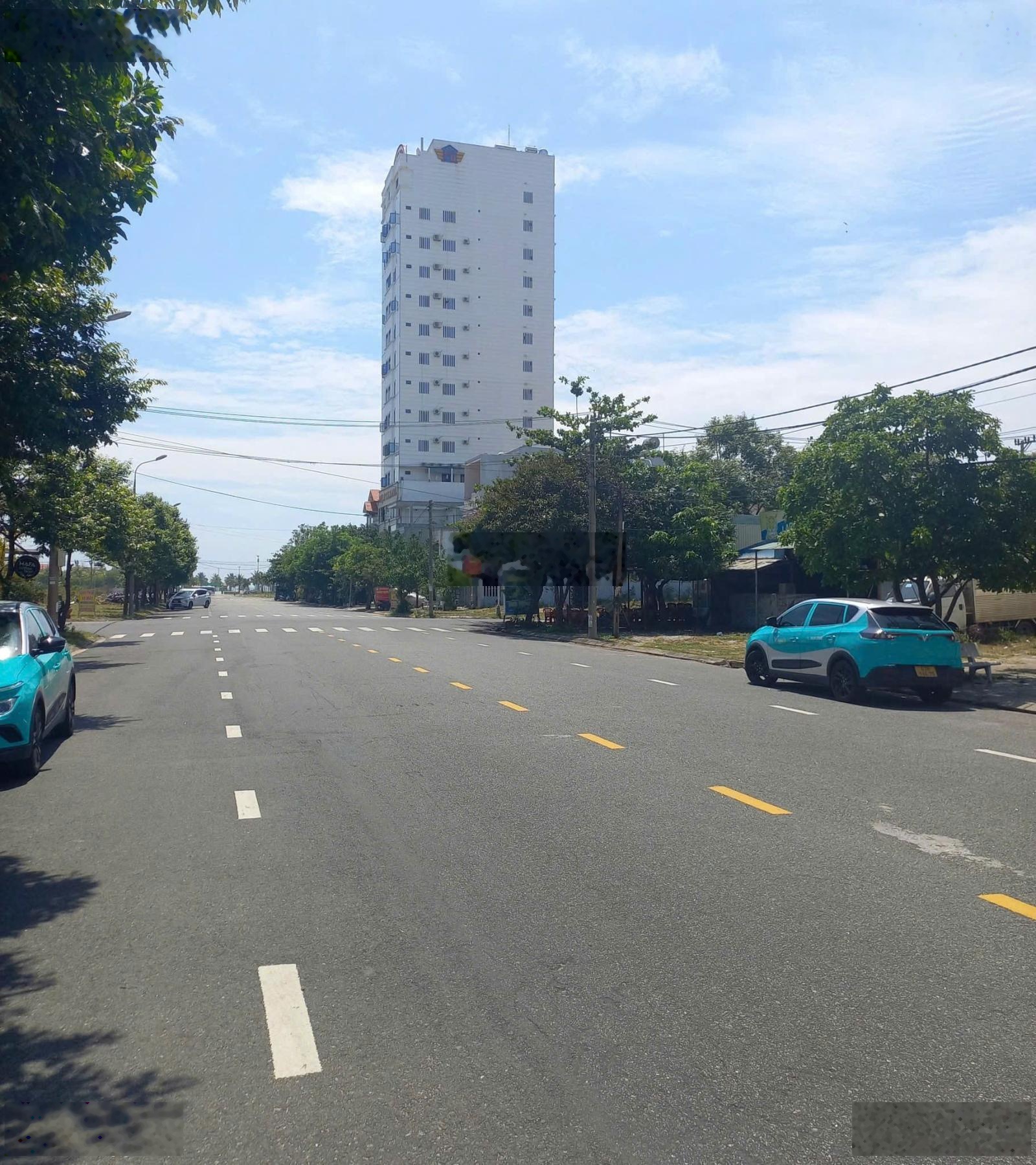 Lối vào bãi tắm Sơn Thủy đường Trần Quốc Hoàn 100m2, giá 13.5 tỷ đường rộng 15m vỉa hè 7,5m