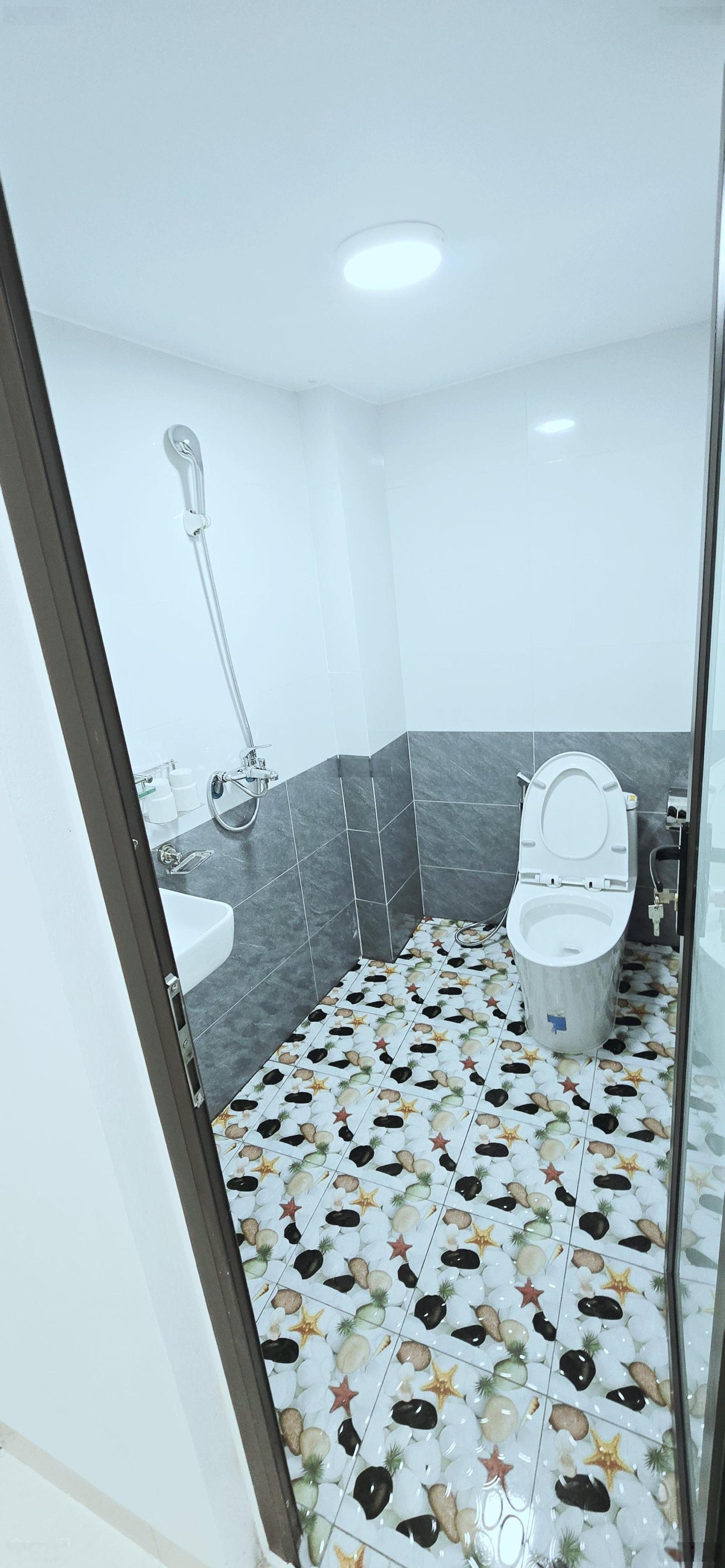 Nhà đẹp cạnh Nhổn 5 tầng 4 ngủ giá 5.x tỷ LH 0814106666