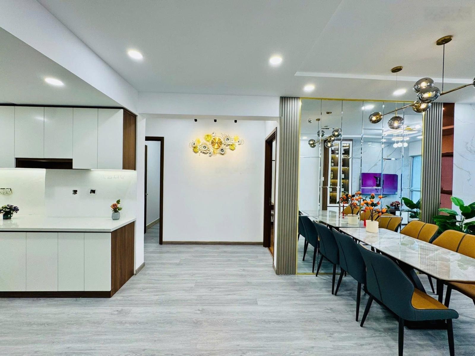 Bán gấp căn hộ 3PN+2WC Khu Ruby, Giá: 5.2 tỷ, Có ban công, view nhìn công viên, LH: 0947050905