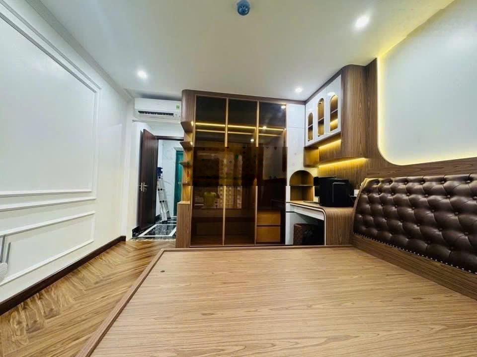 Đặc biệt hiếm-nhà gần mặt hồ Bán đảo Linh Đàm 10,3 Tỷ x 6 tầng mới-thang máy-Nội thất đẹp ở luôn