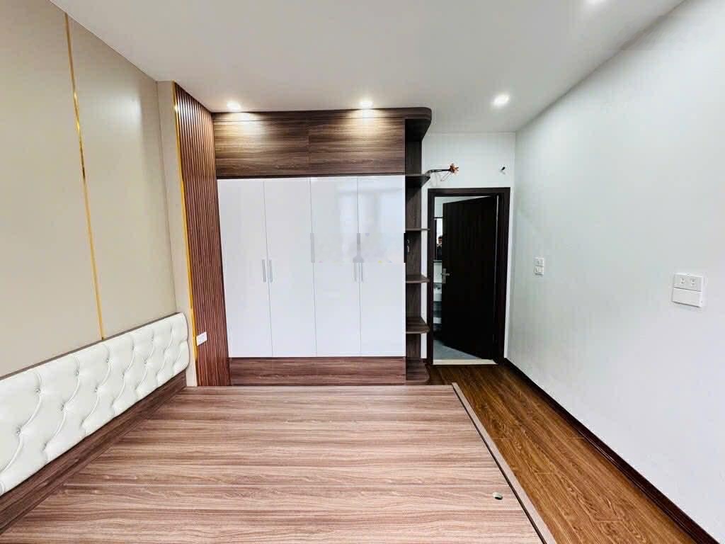 Bán nhà phố Nguyễn Lam, ô tô vào nhà, cách phố chỉ 50m. 6 tầng thang máy