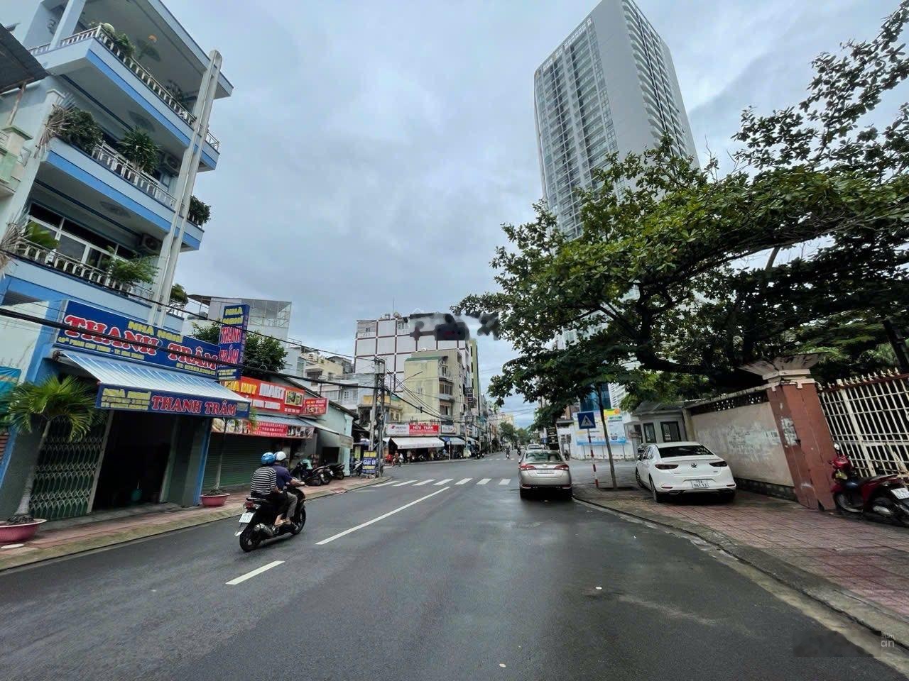 Bán nhà 3 tầng mặt tiền Phan Chu Trinh - gần biển, DT 64,9m2, 4PN 3WC chỉ 11,1 tỷ