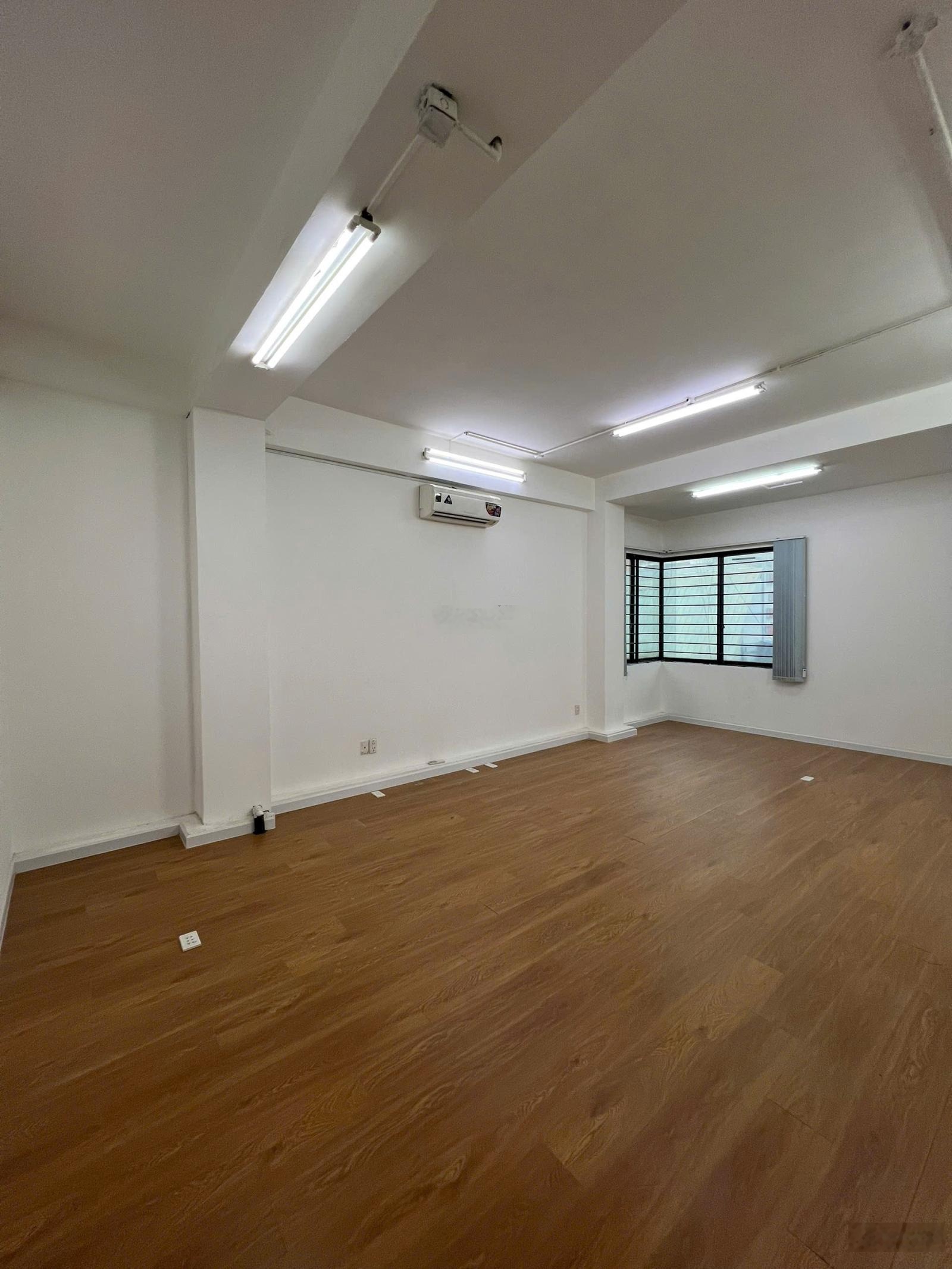 Văn phòng Quận 10 mặt tiền Sư Vạn Hạnh - giảm giá 2 - 3 triệu khi chốt trong tháng 02